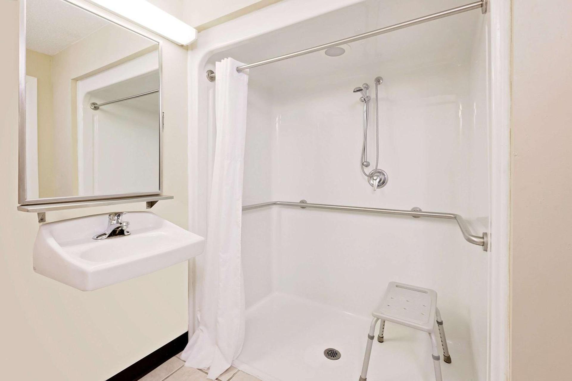 Baymont by Wyndham Battle Creek Downtown photo 31