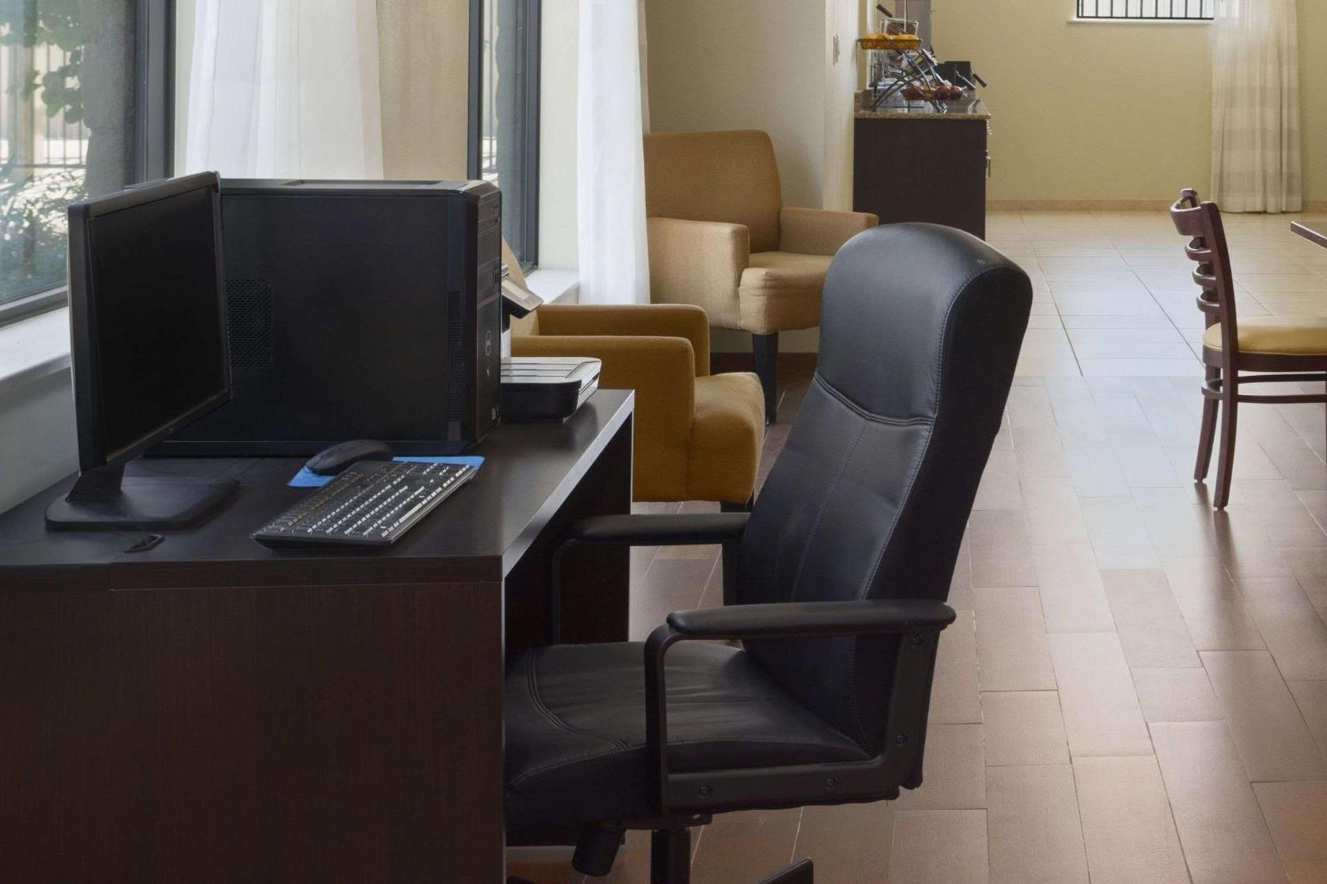 PetroStay Inn & Suites Cotulla photo 12