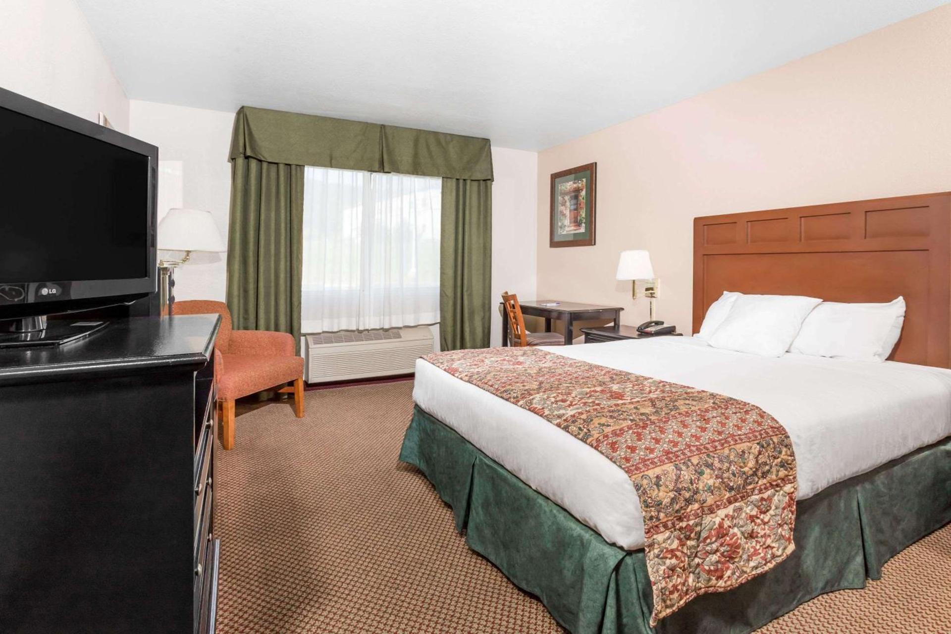 Baymont by Wyndham Yreka photo 10