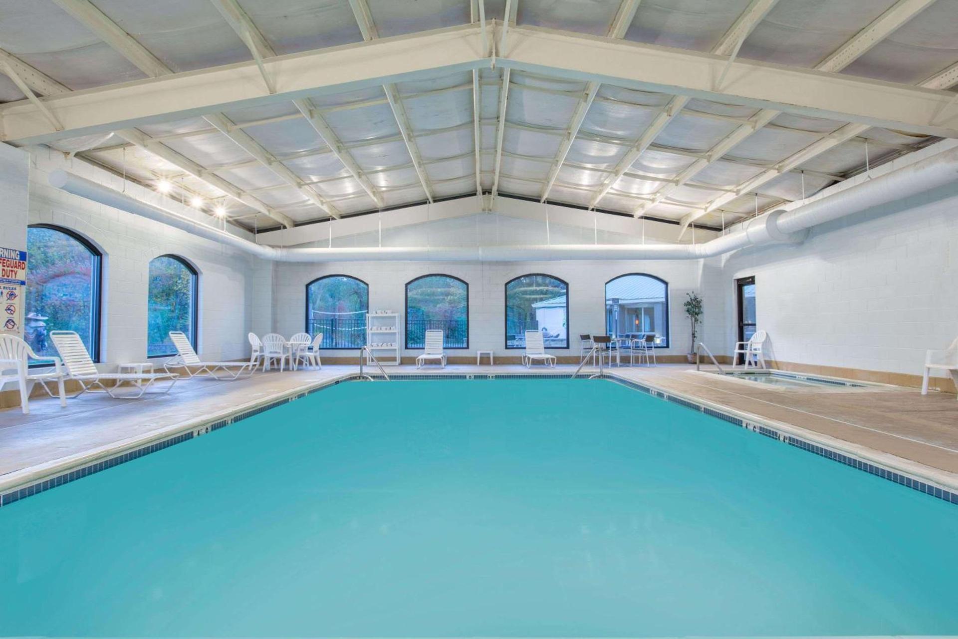 Baymont by Wyndham Bartonsville Poconos photo 2
