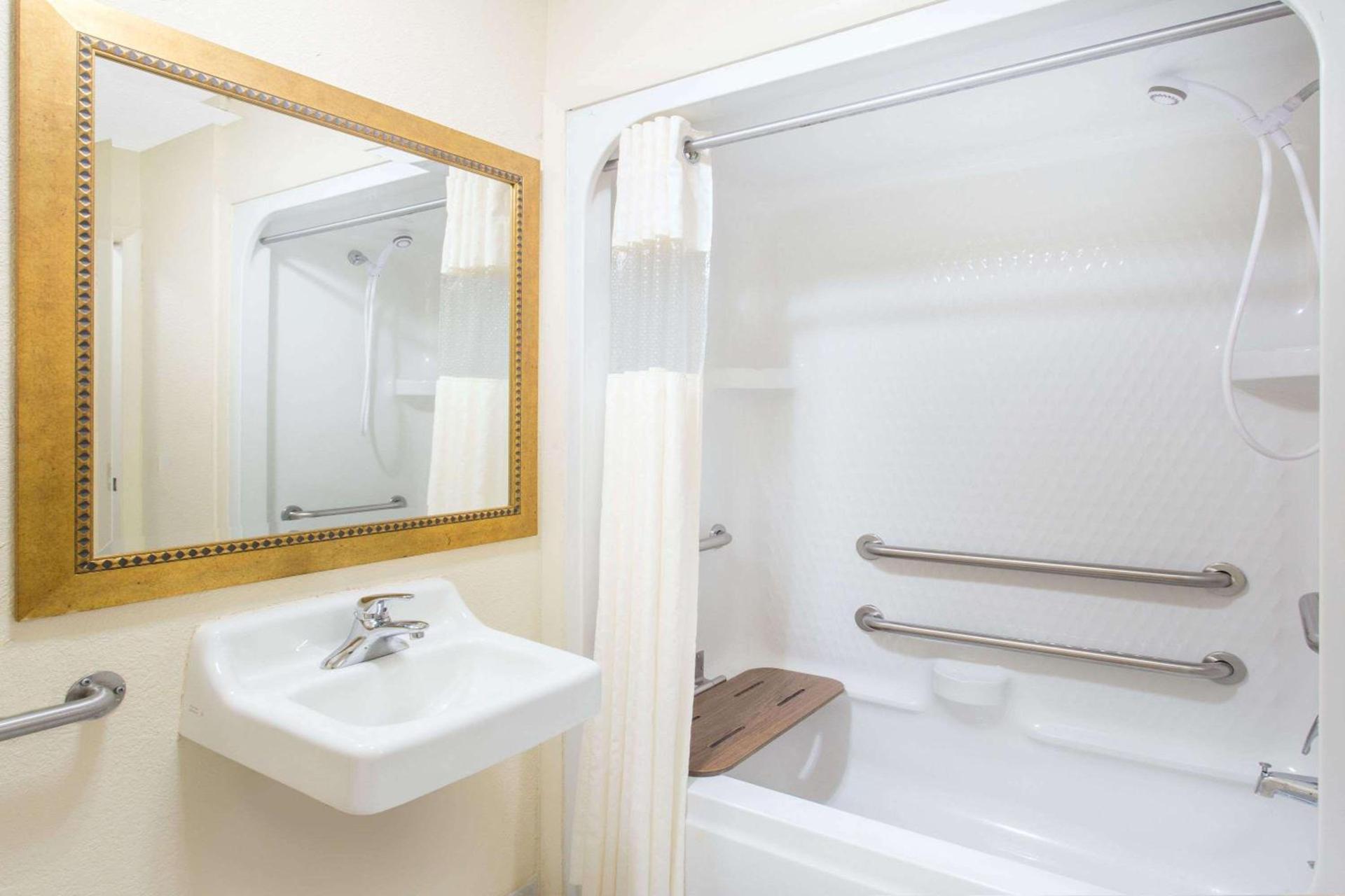 Baymont by Wyndham Muskegon photo 14