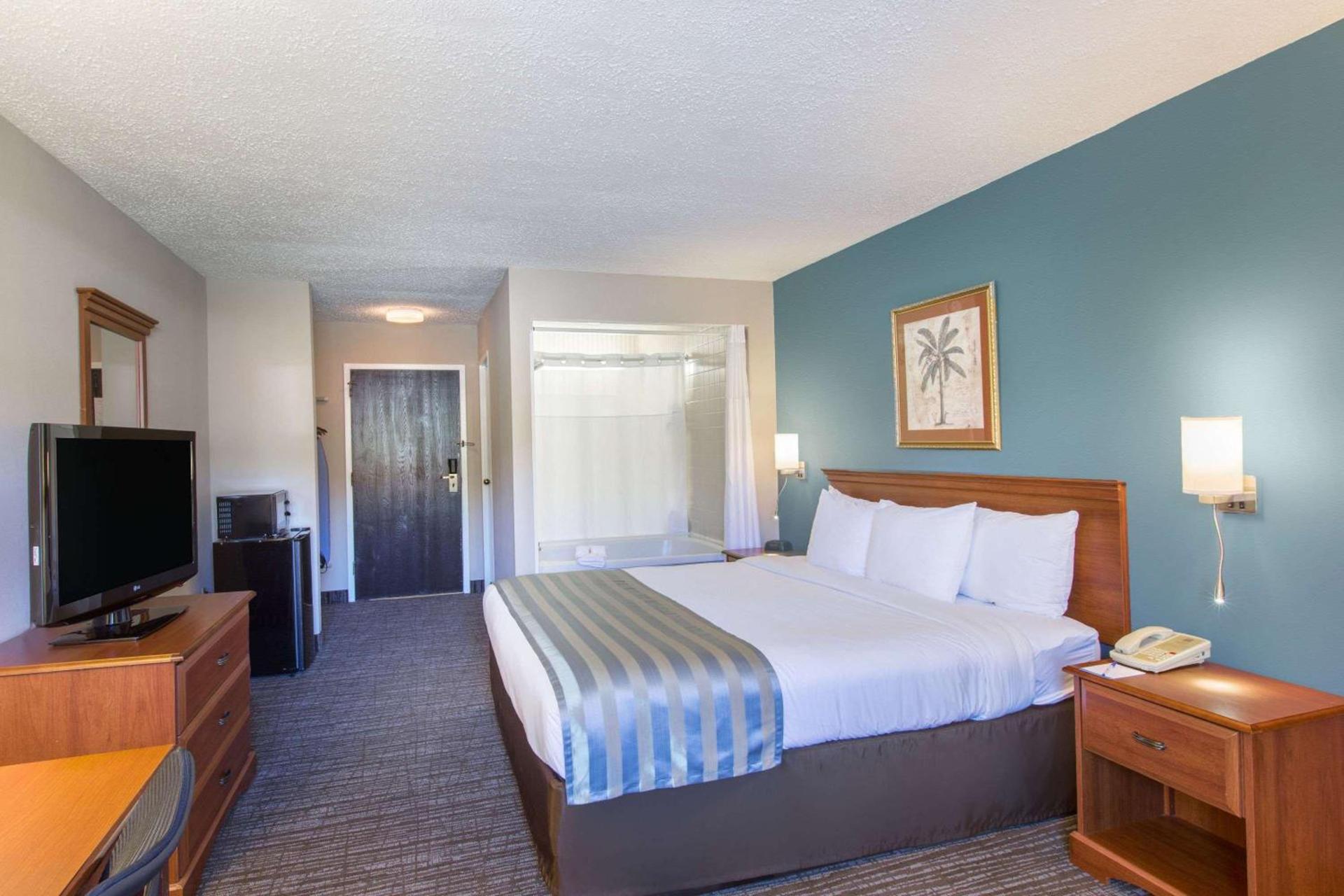 Baymont by Wyndham Bartonsville Poconos photo 3