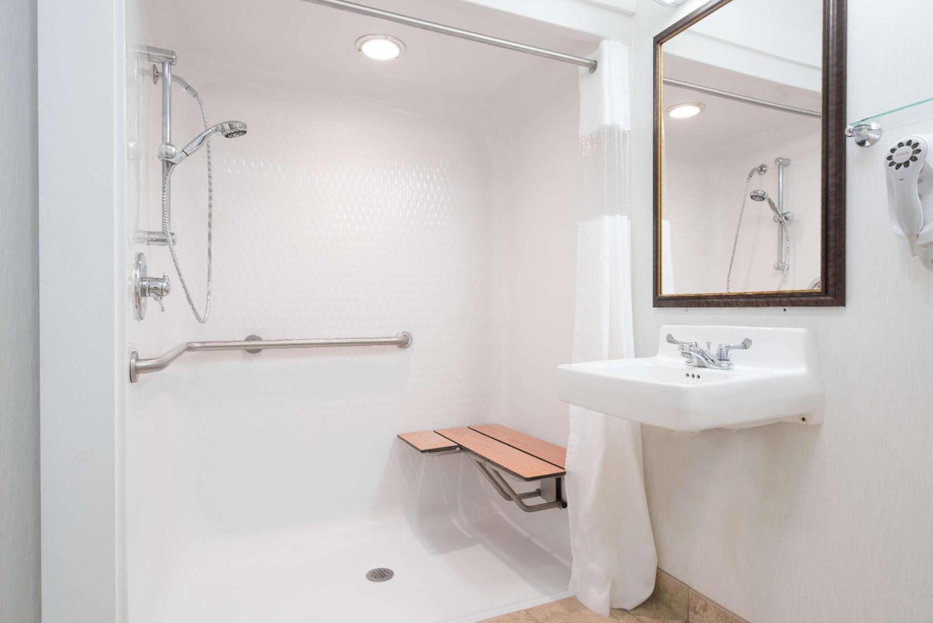Baymont by Wyndham Marshfield photo 12
