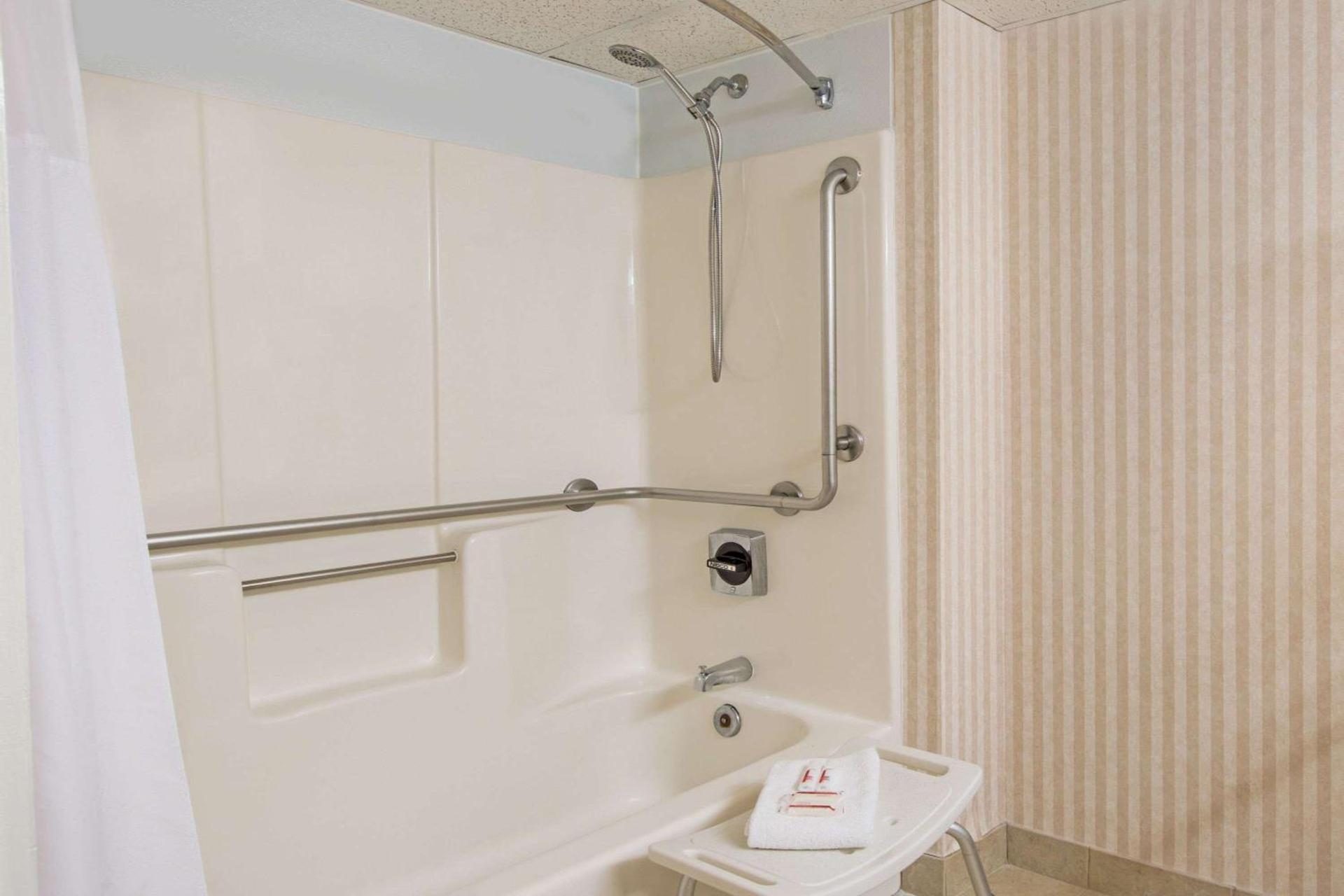 Baymont by Wyndham Bartonsville Poconos photo 10