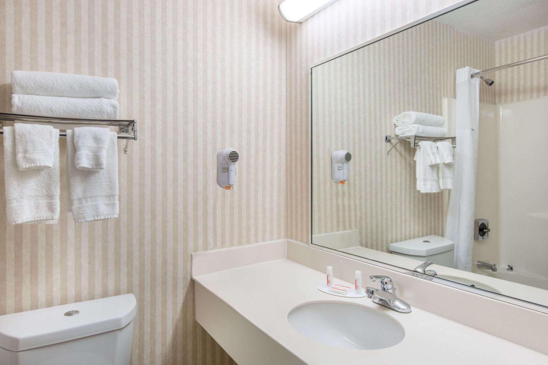 Baymont by Wyndham Bartonsville Poconos photo 5