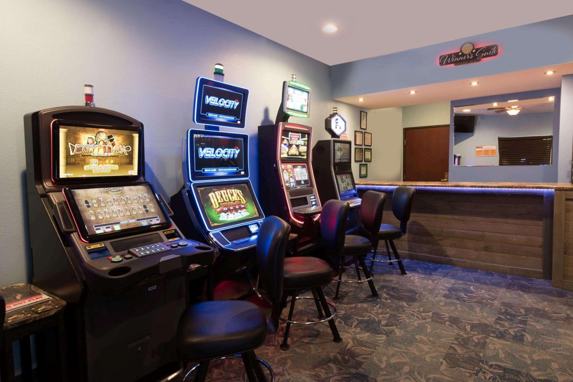 Seasons Inn & Suites Highland photo 38