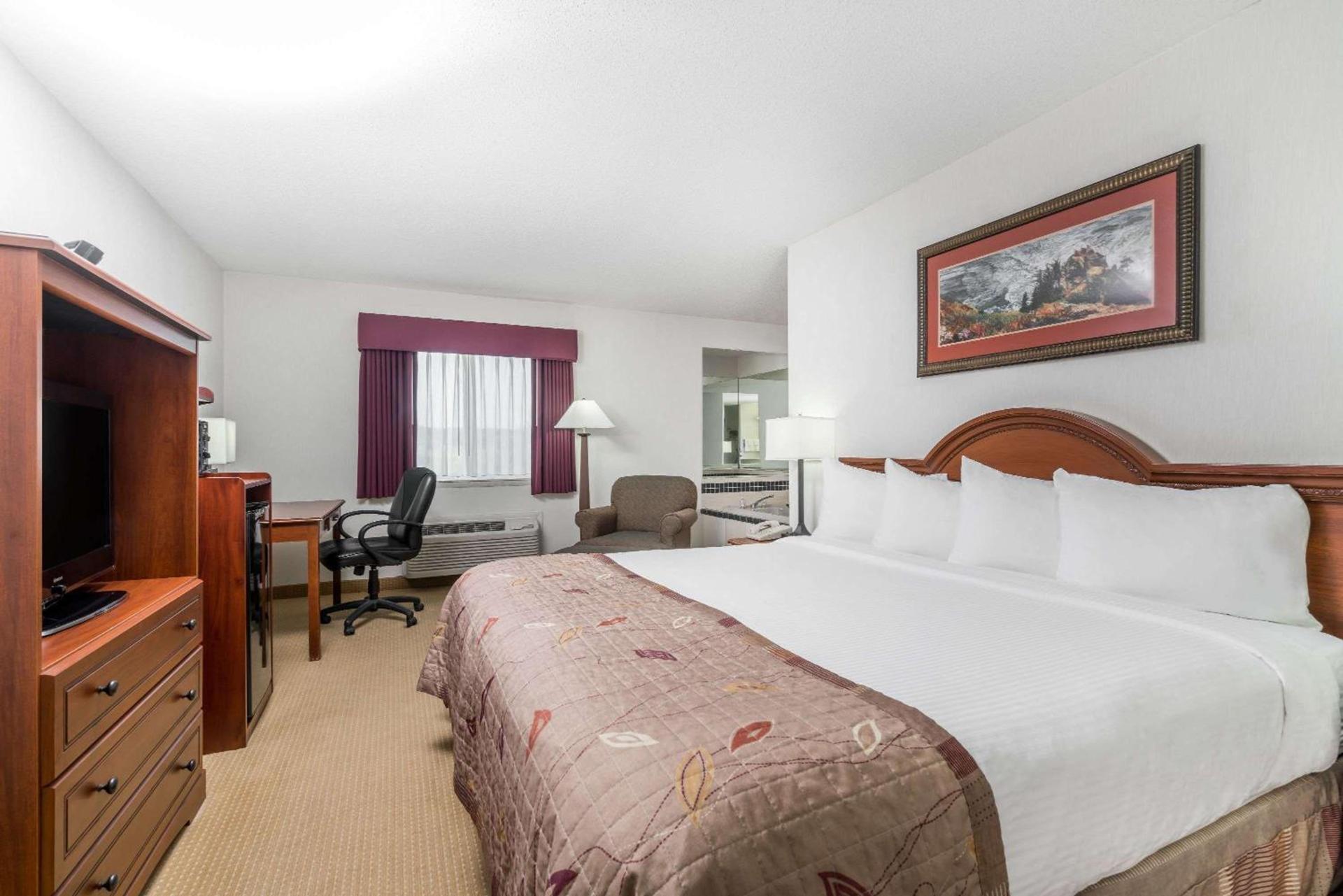 Baymont by Wyndham Marshfield photo 14