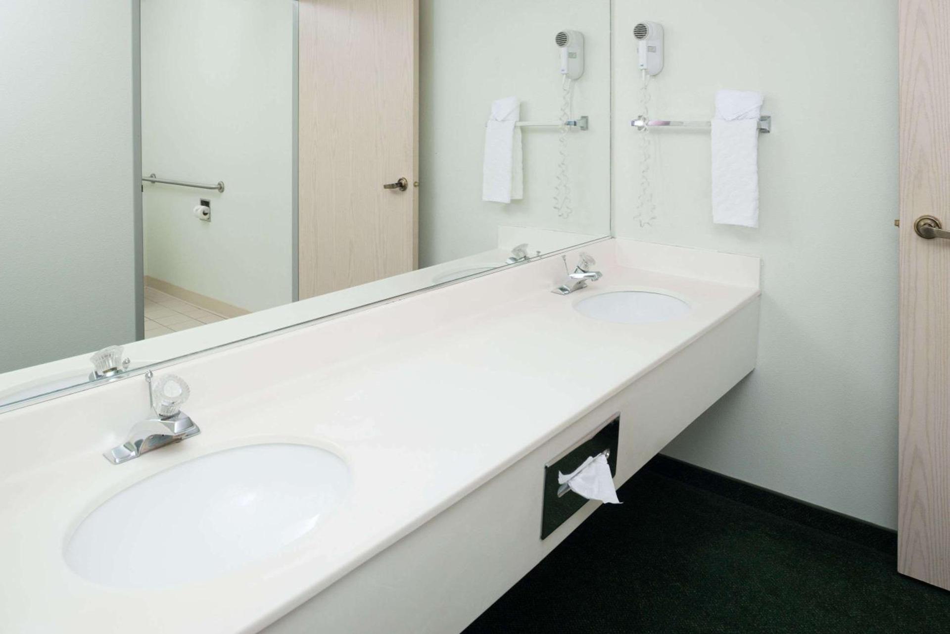 Baymont by Wyndham Coeur D Alene photo 9