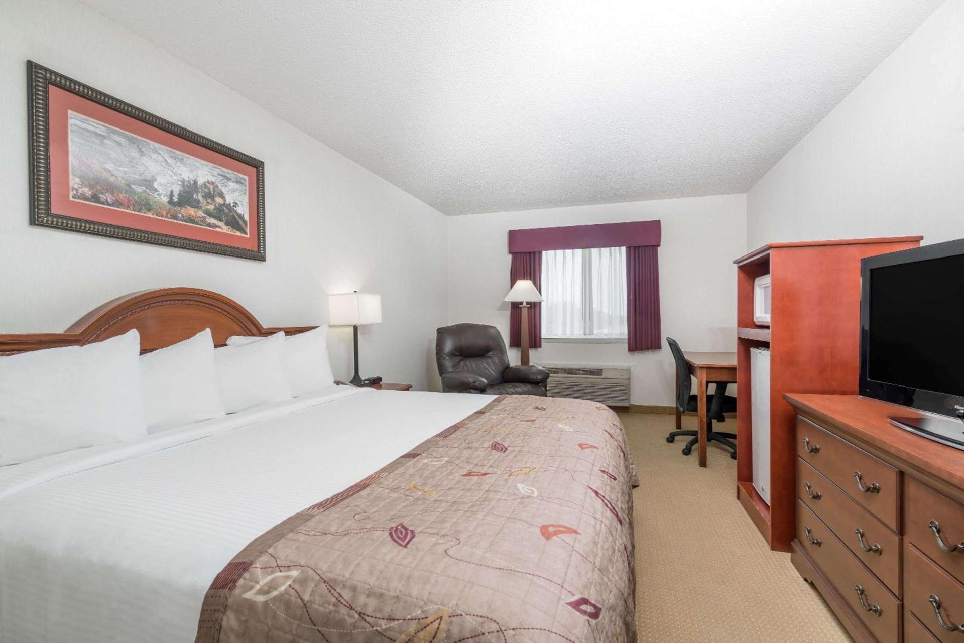 Baymont by Wyndham Marshfield photo 10
