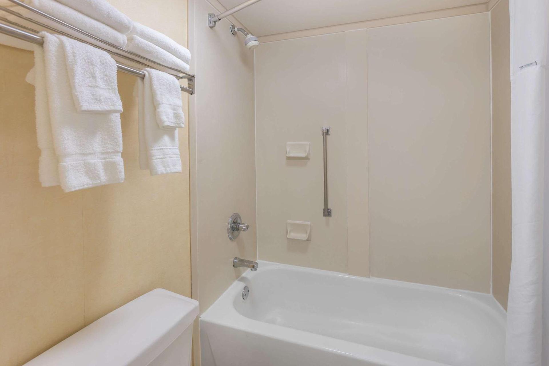 Baymont by Wyndham Griffin photo 17