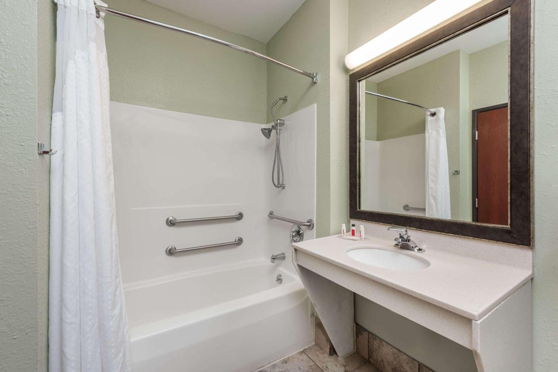 Seasons Inn & Suites Highland photo 35