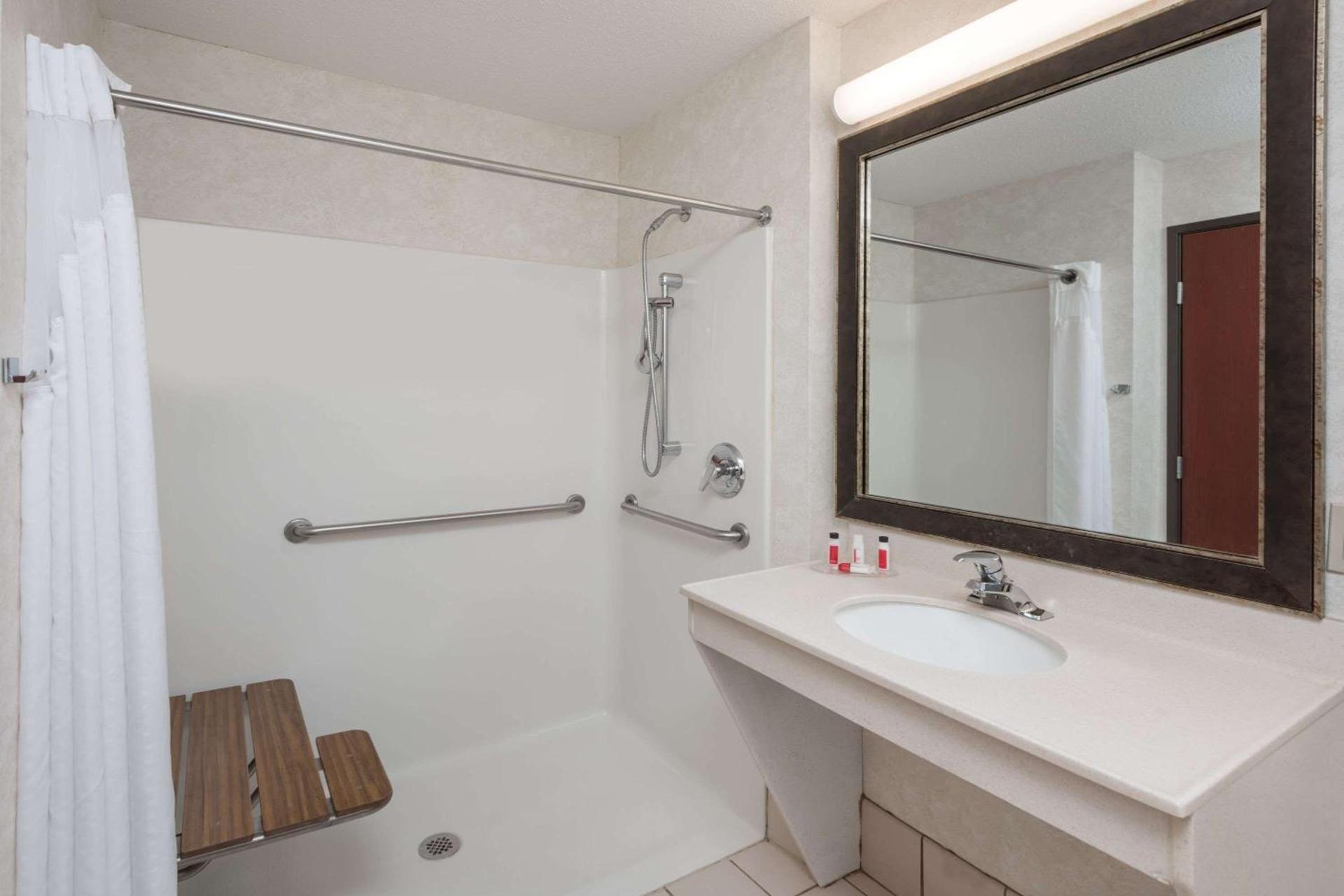 Seasons Inn & Suites Highland photo 33