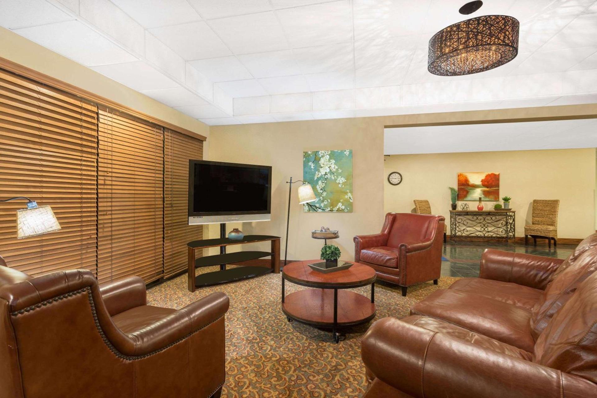 Baymont by Wyndham Fayetteville photo 5