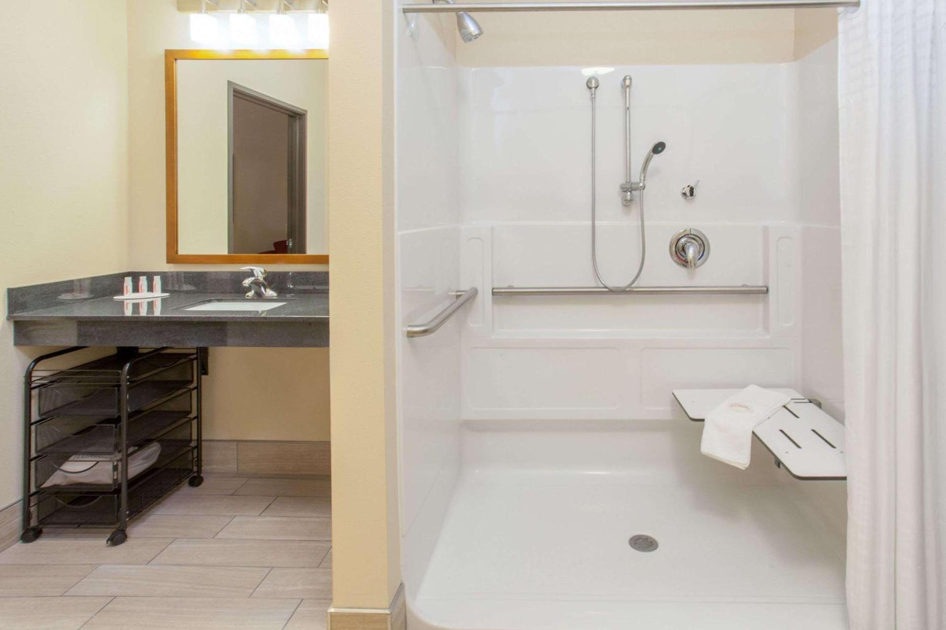 Baymont by Wyndham Grand Forks photo 45