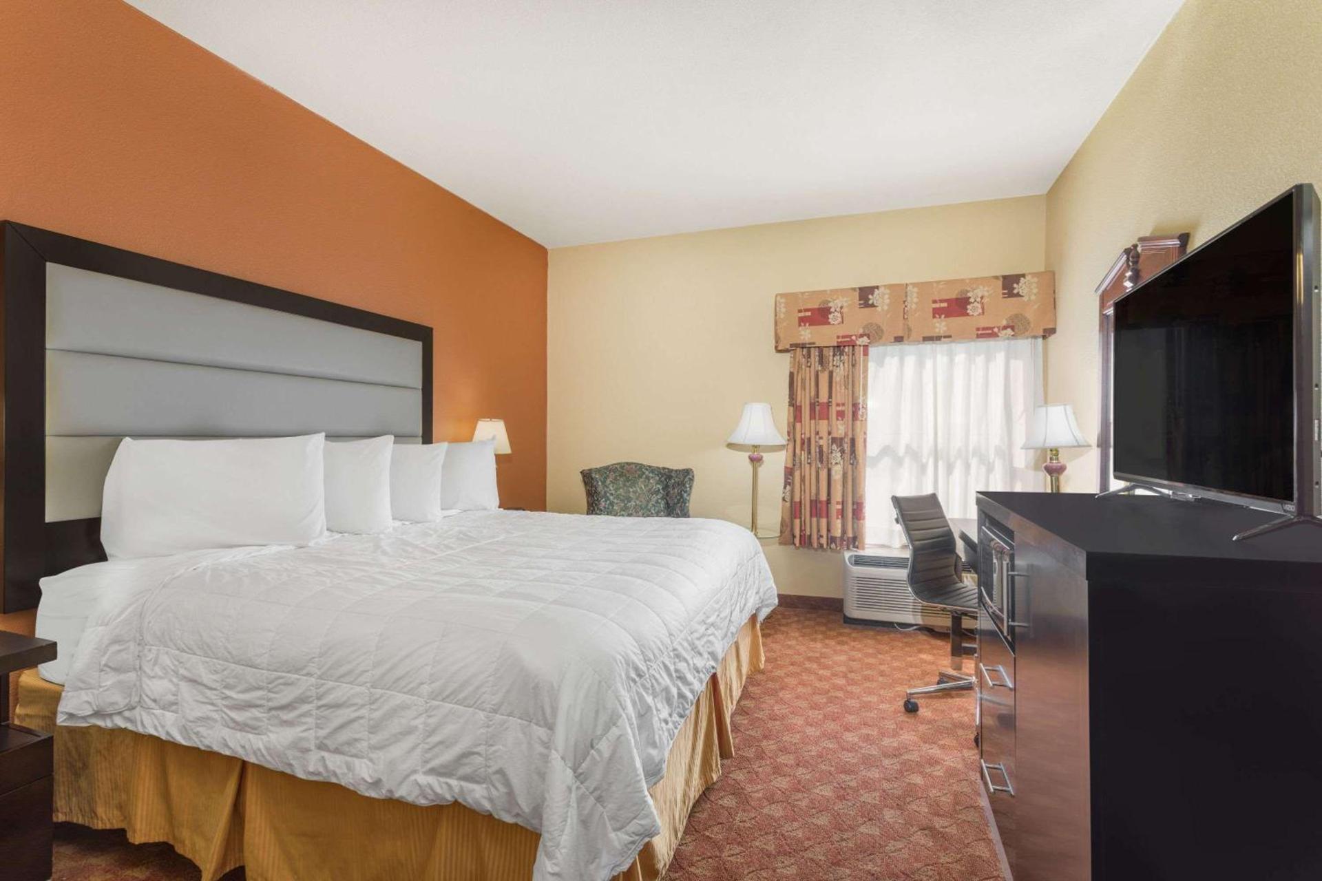 Baymont by Wyndham Fayetteville photo 21