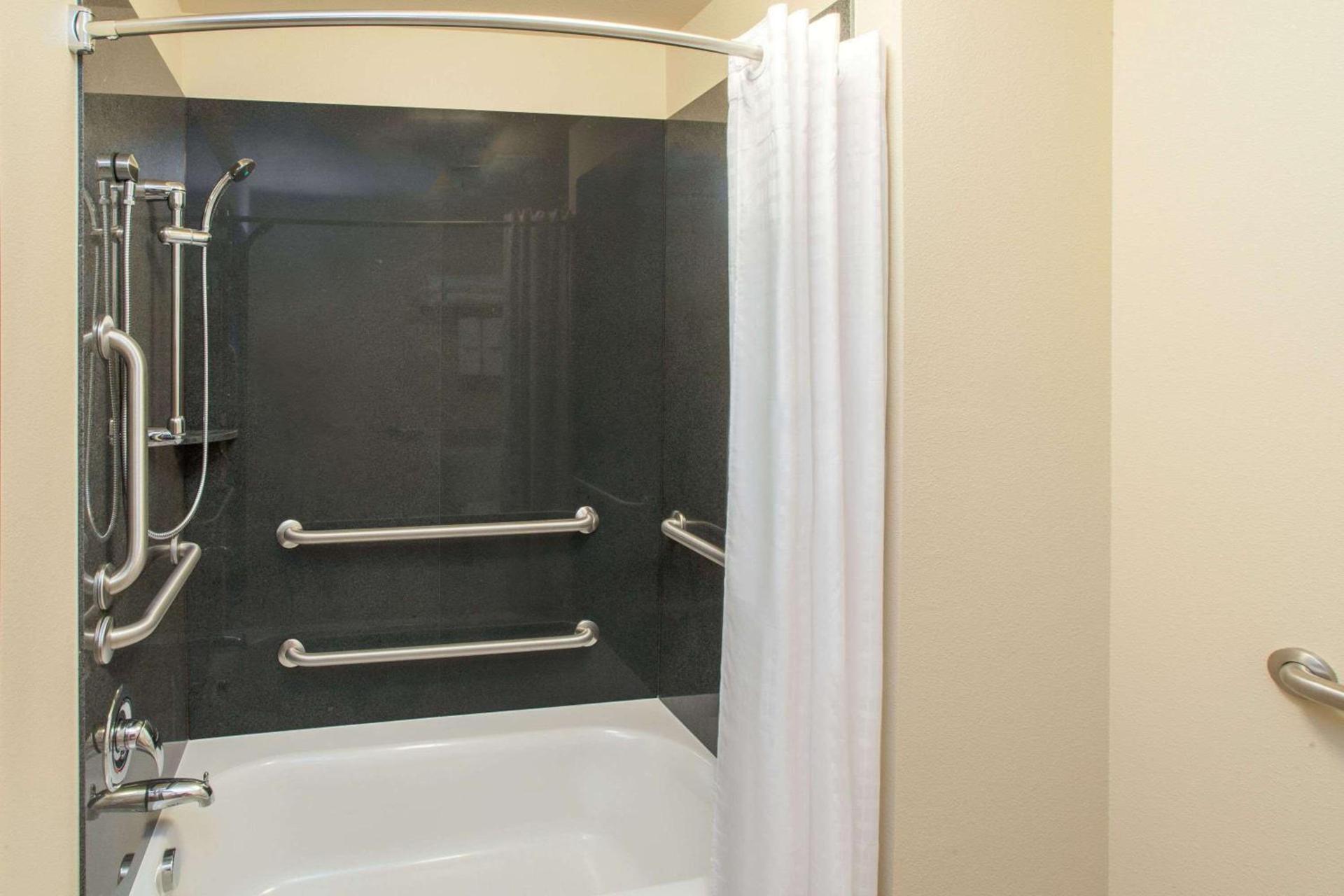 Baymont by Wyndham Grand Forks photo 44