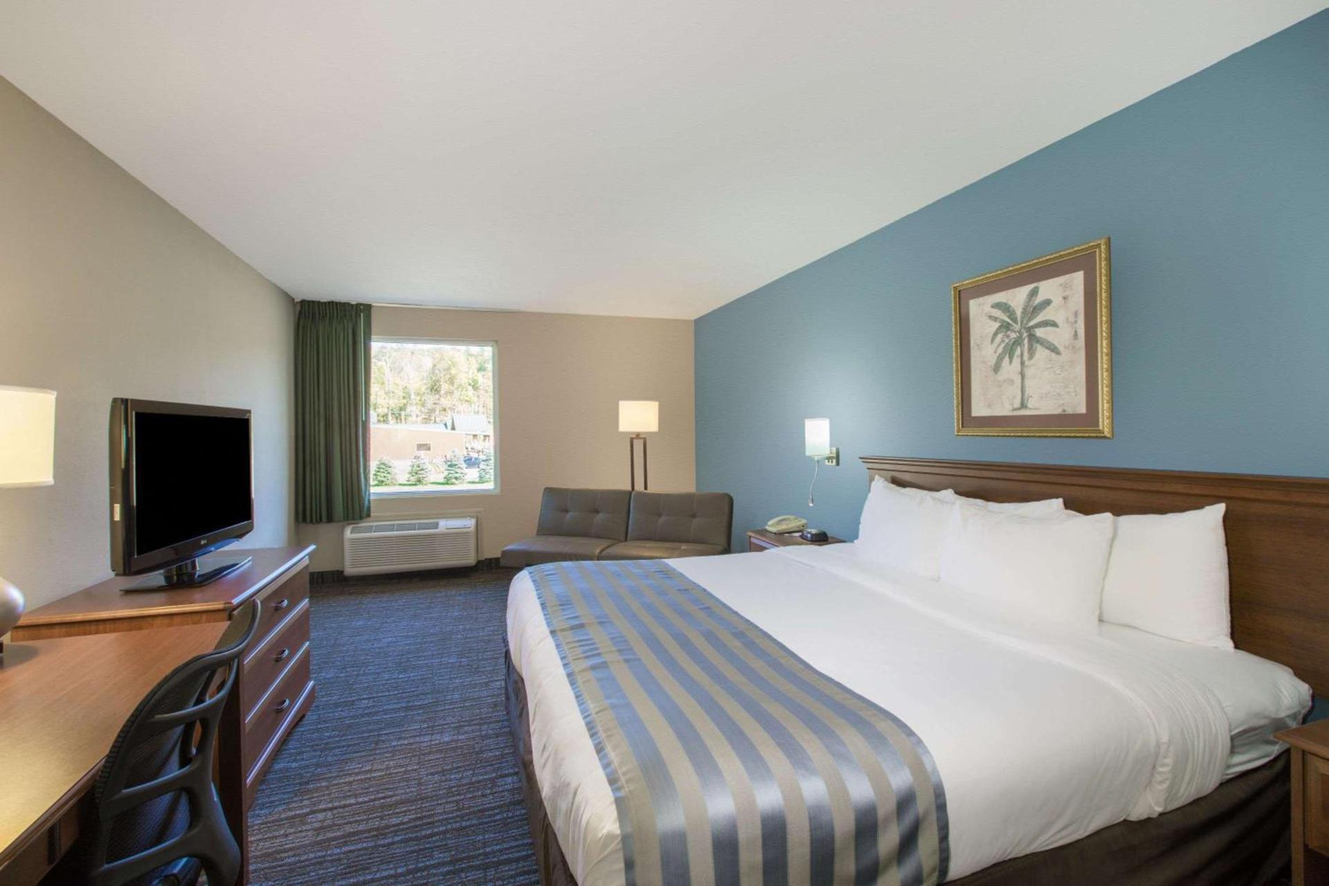 Baymont by Wyndham Bartonsville Poconos photo 8