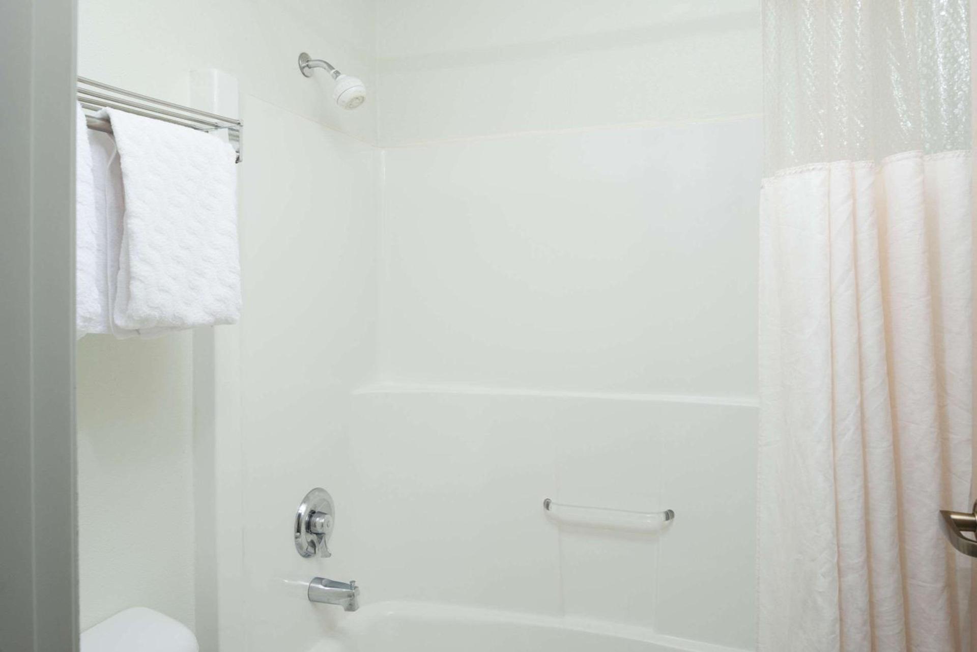 Baymont by Wyndham Coeur D Alene photo 10