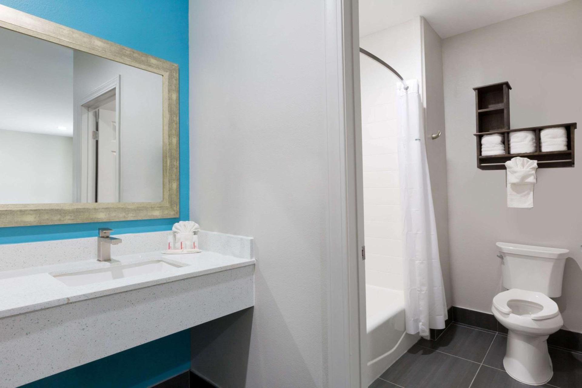 Baymont by Wyndham Bryan College Station photo 13