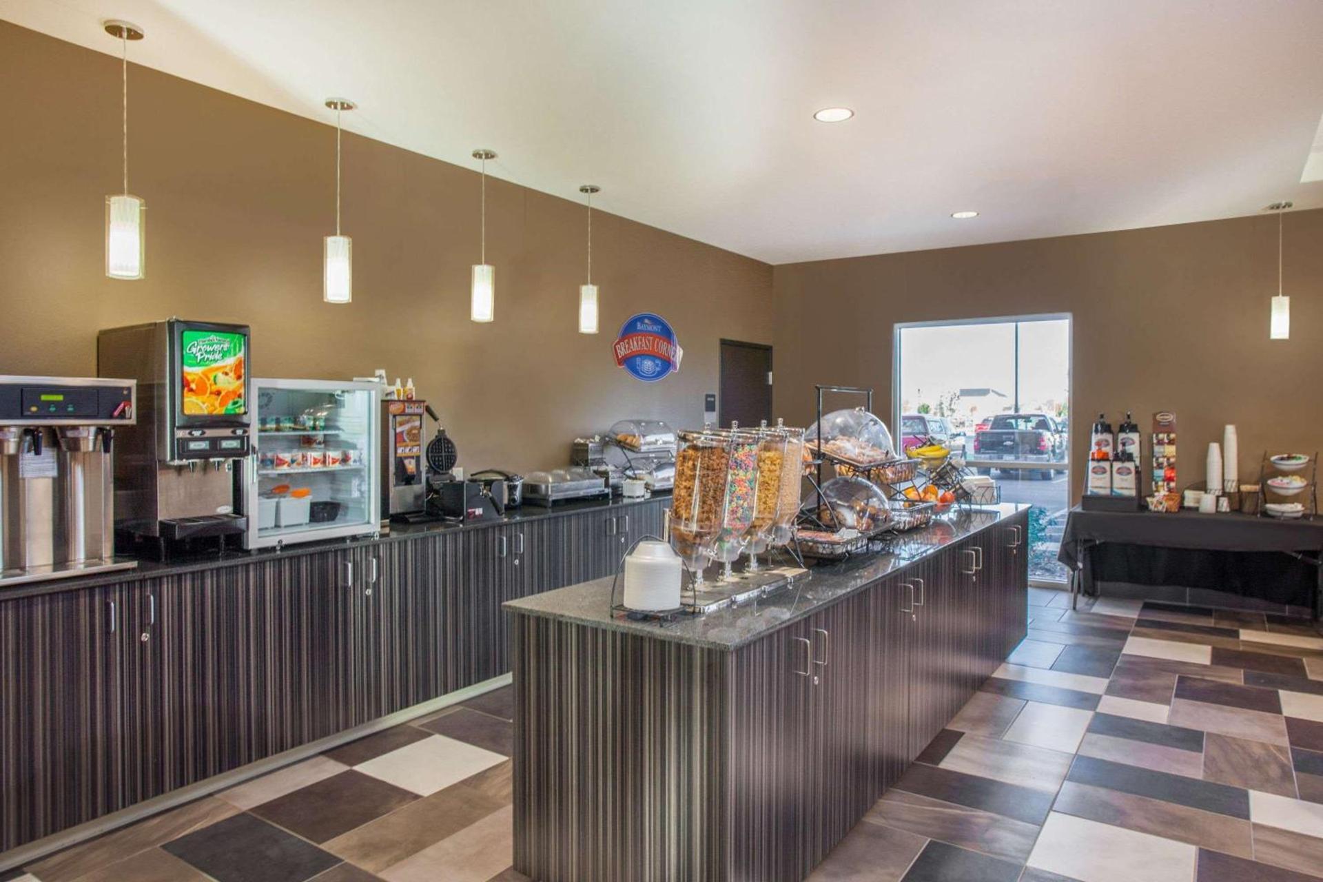 Baymont by Wyndham Grand Forks photo 41