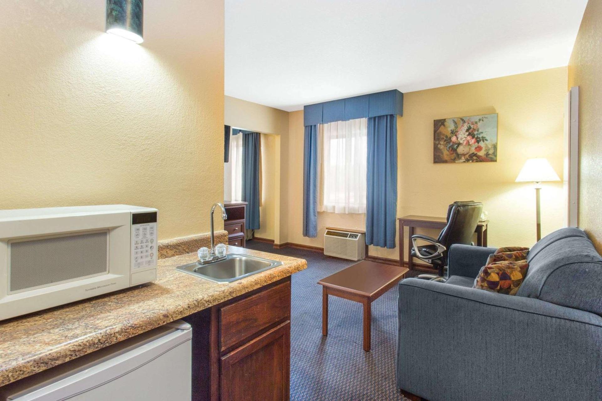 Baymont by Wyndham Waukesha photo 9
