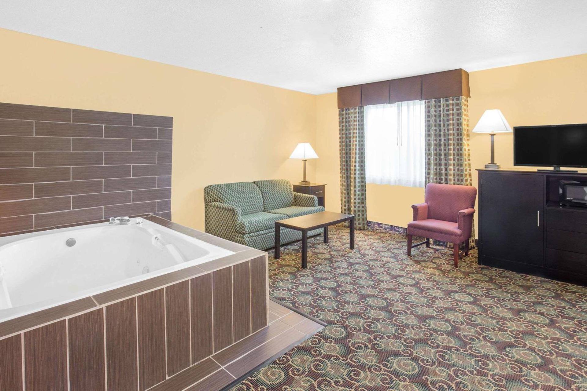 Baymont by Wyndham Holland photo 18