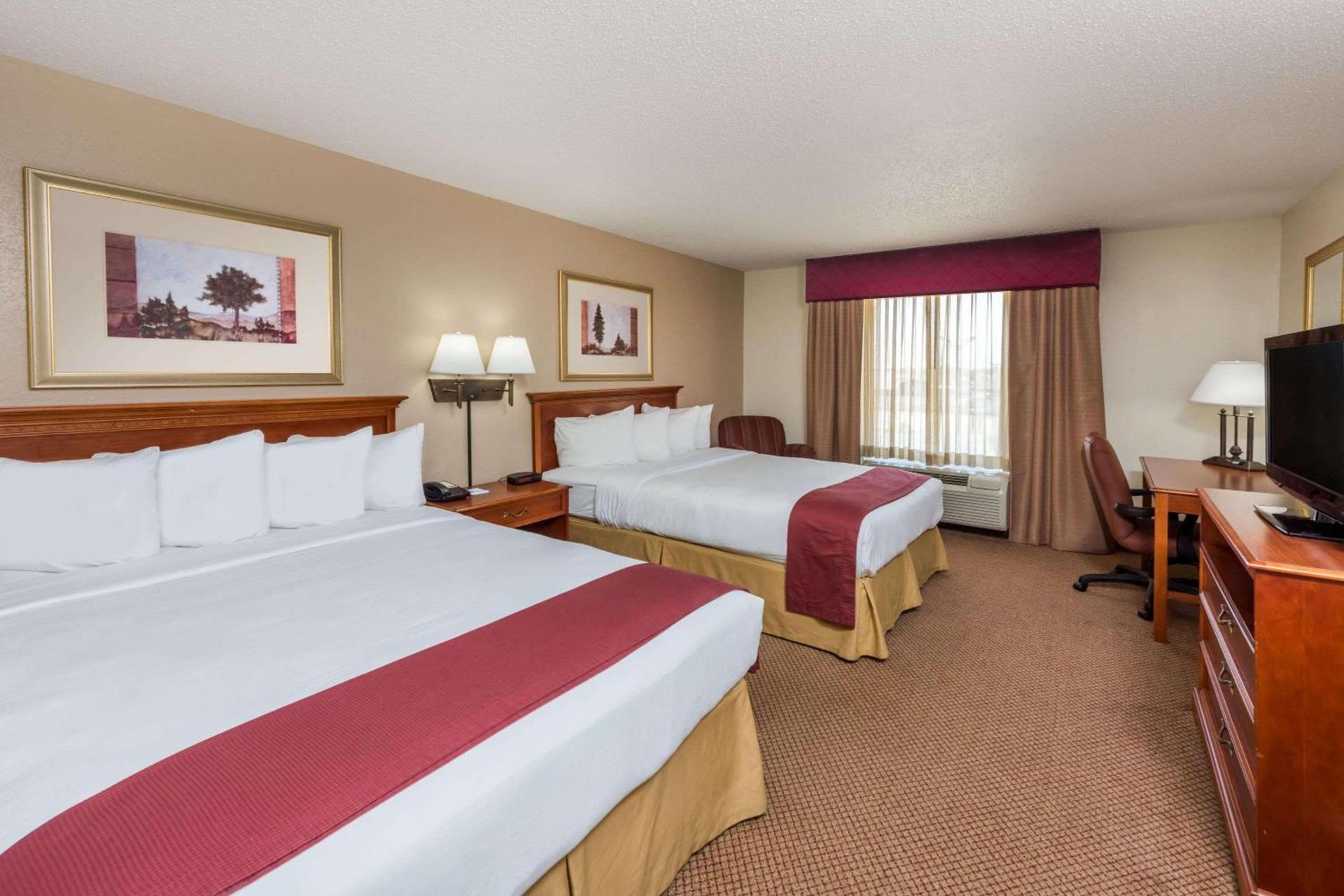 Seasons Inn & Suites Highland photo 25