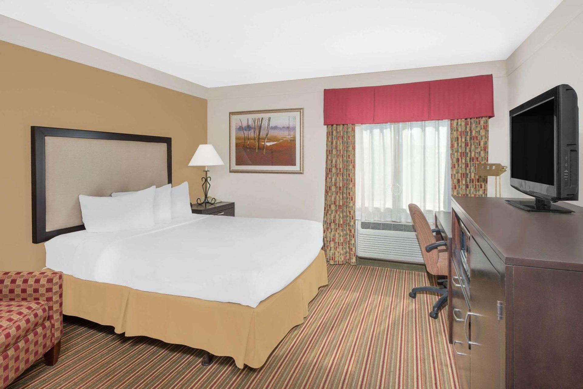 Baymont by Wyndham Litchfield photo 32