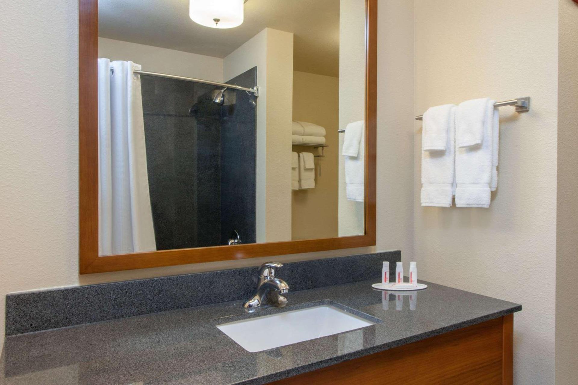 Baymont by Wyndham Grand Forks photo 39