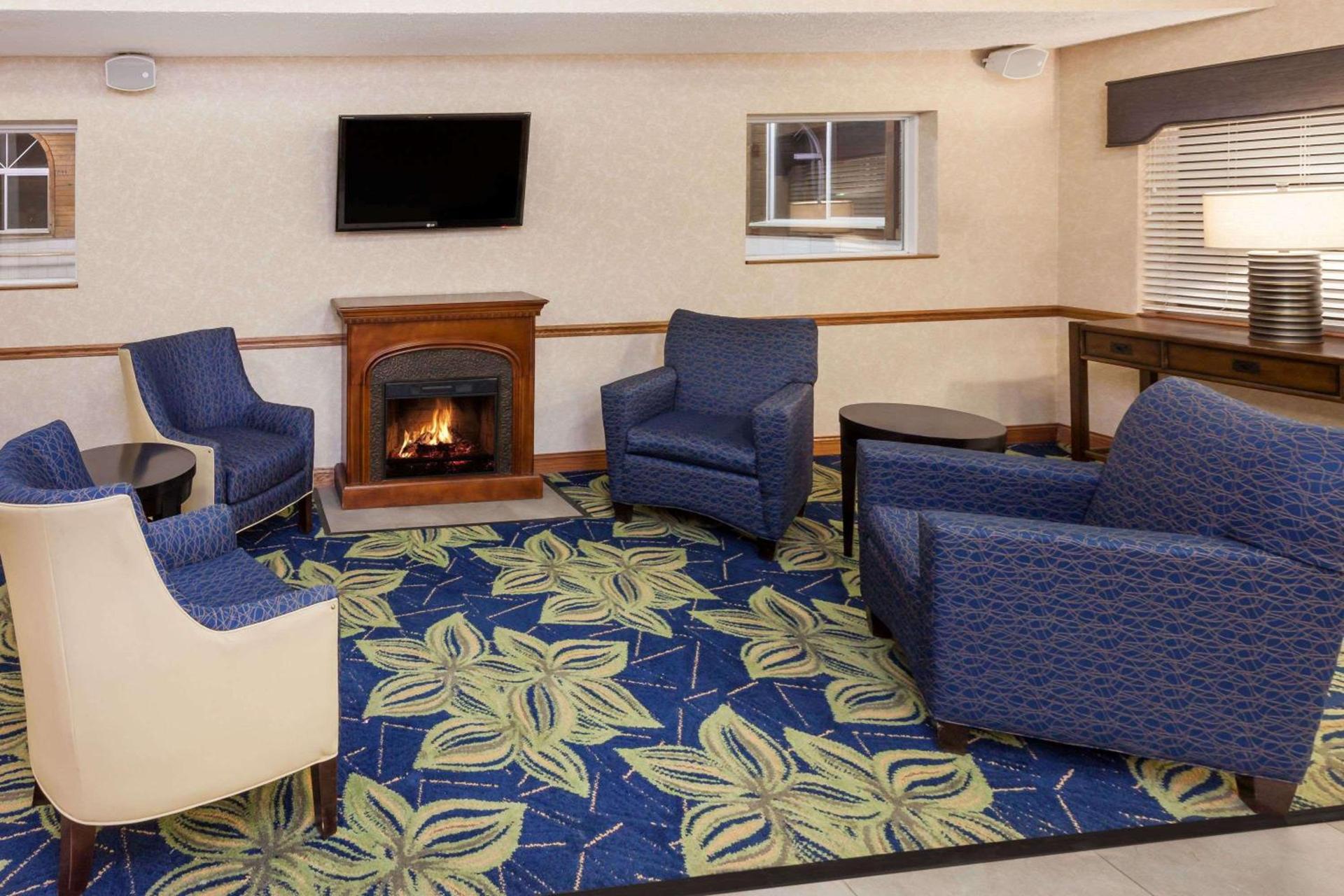 Baymont by Wyndham Galesburg photo 2