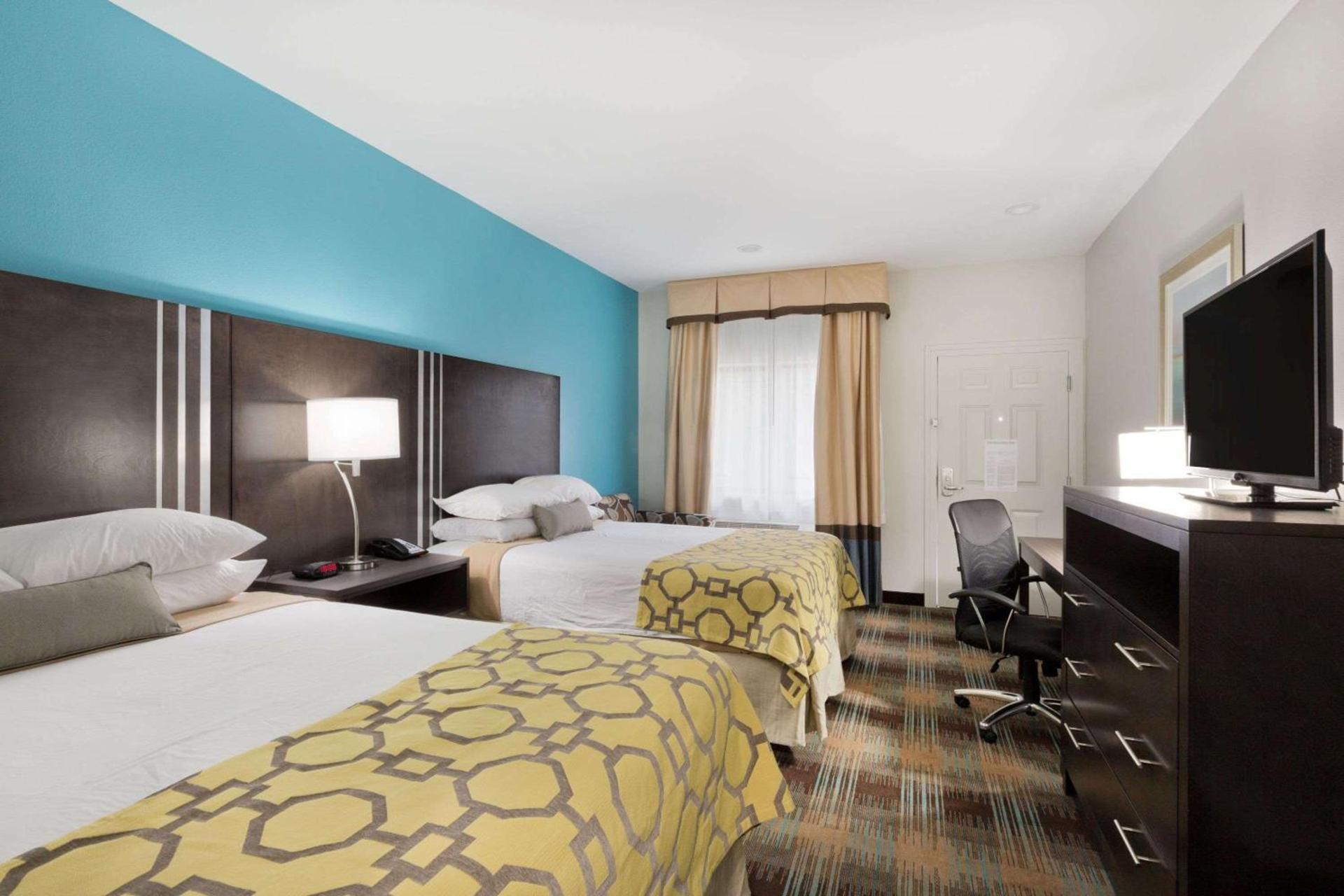 Baymont by Wyndham Bryan College Station photo 8