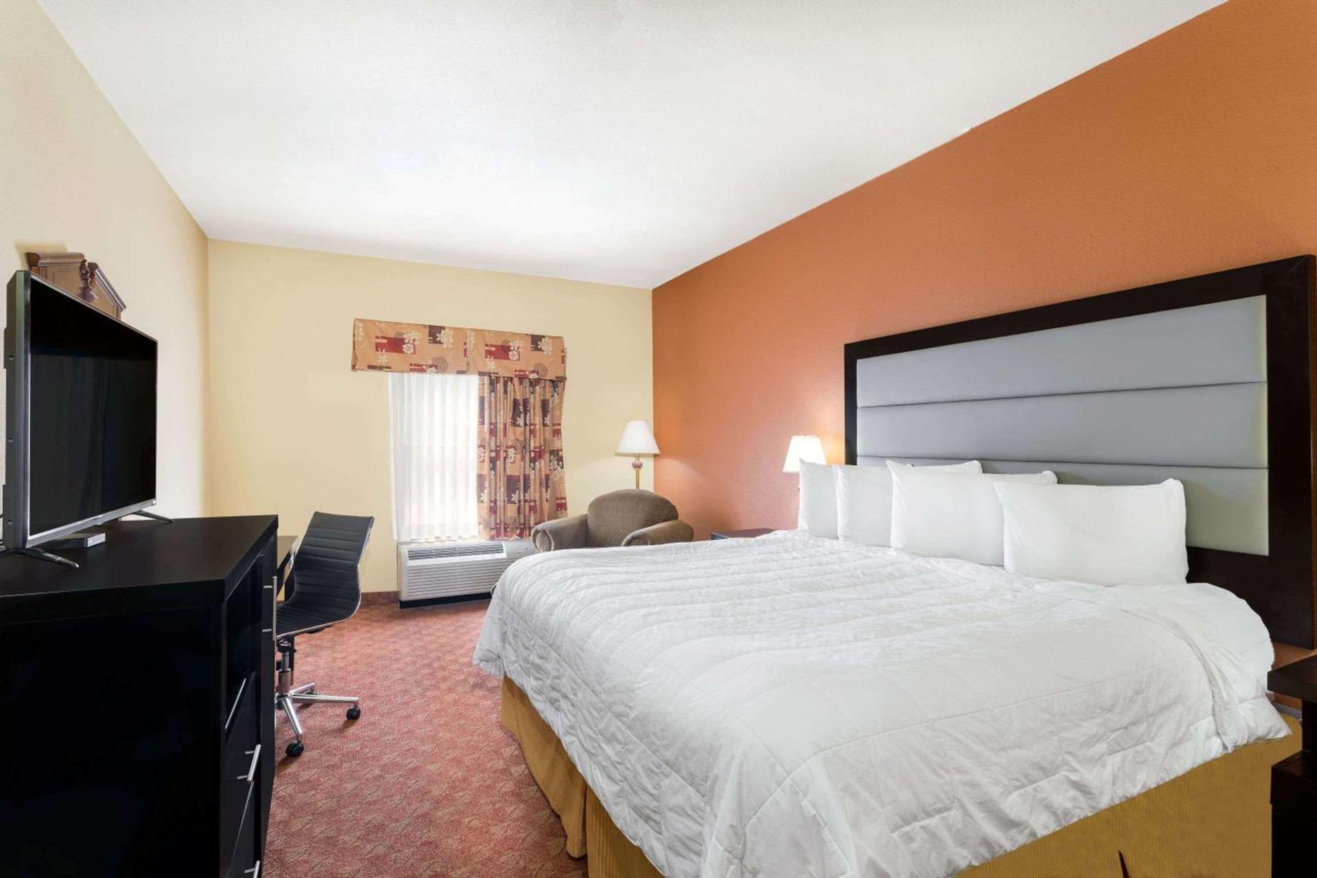 Baymont by Wyndham Fayetteville photo 19
