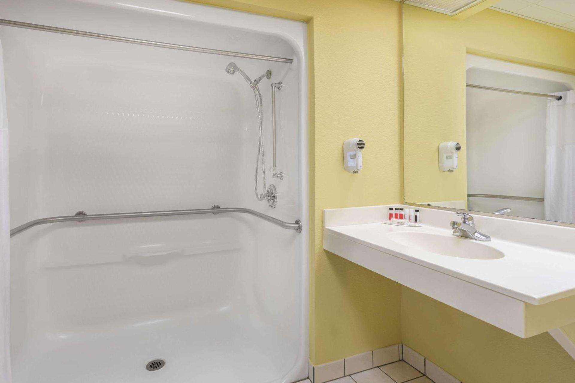 Baymont by Wyndham Fayetteville photo 28