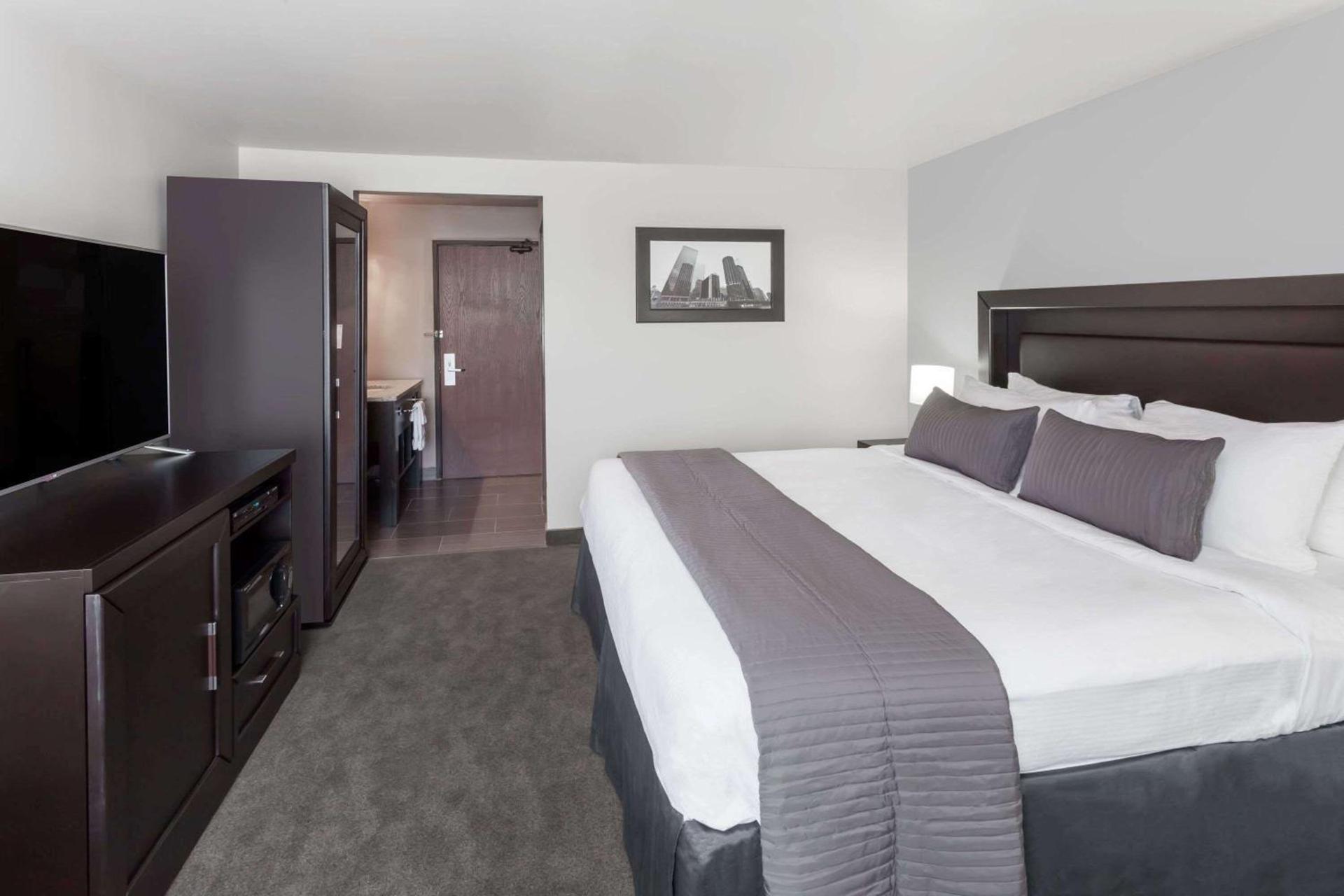 Baymont by Wyndham Glenview photo 26