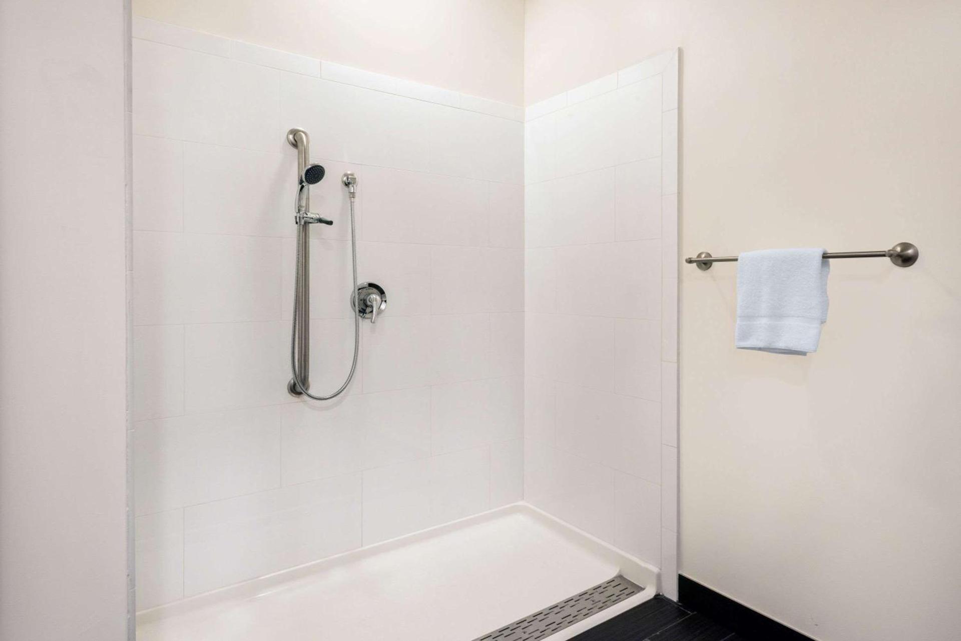 Howard Johnson by Wyndham Quincy/ Boston photo 6
