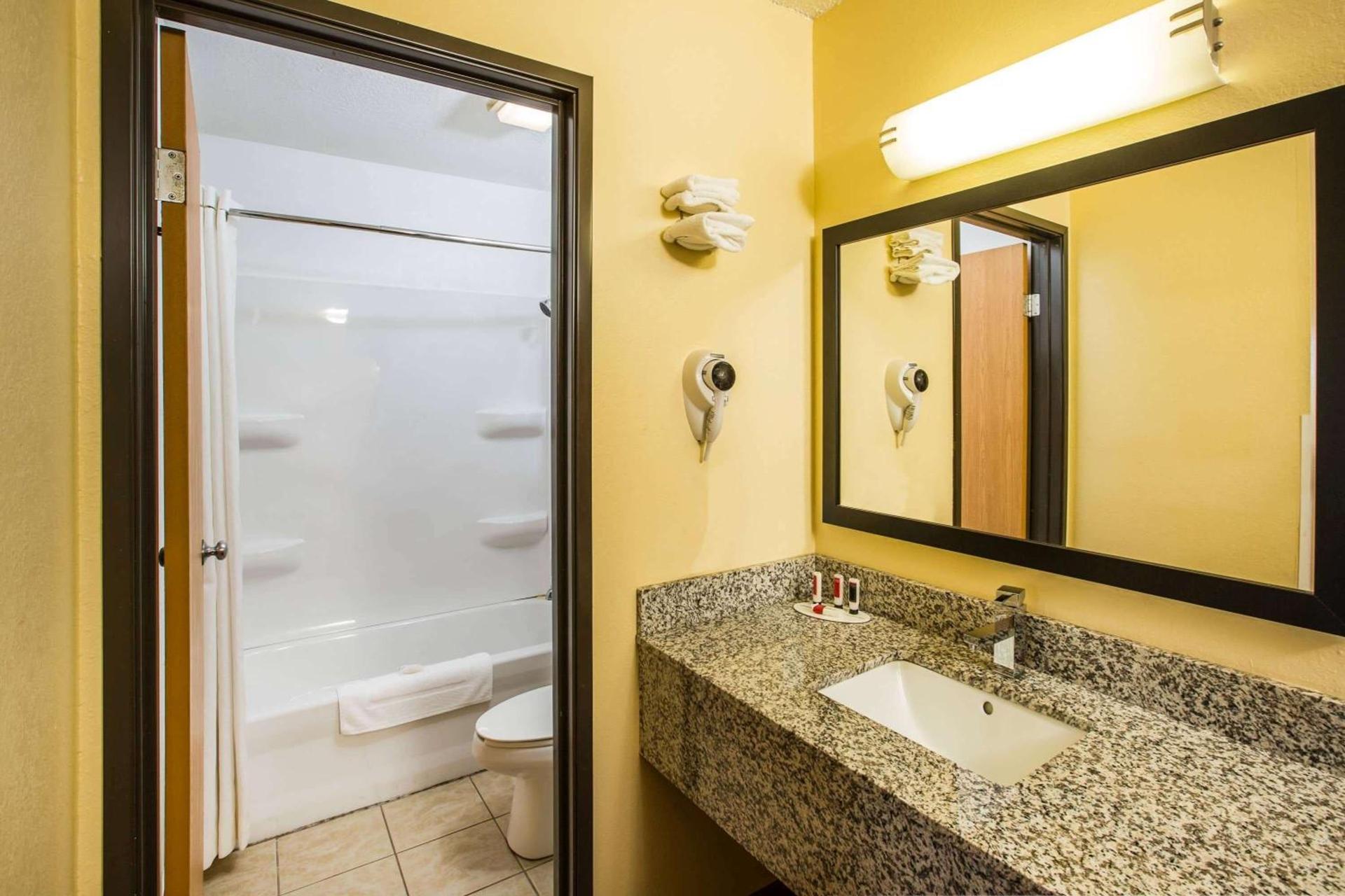 Baymont by Wyndham Cedar Rapids photo 12