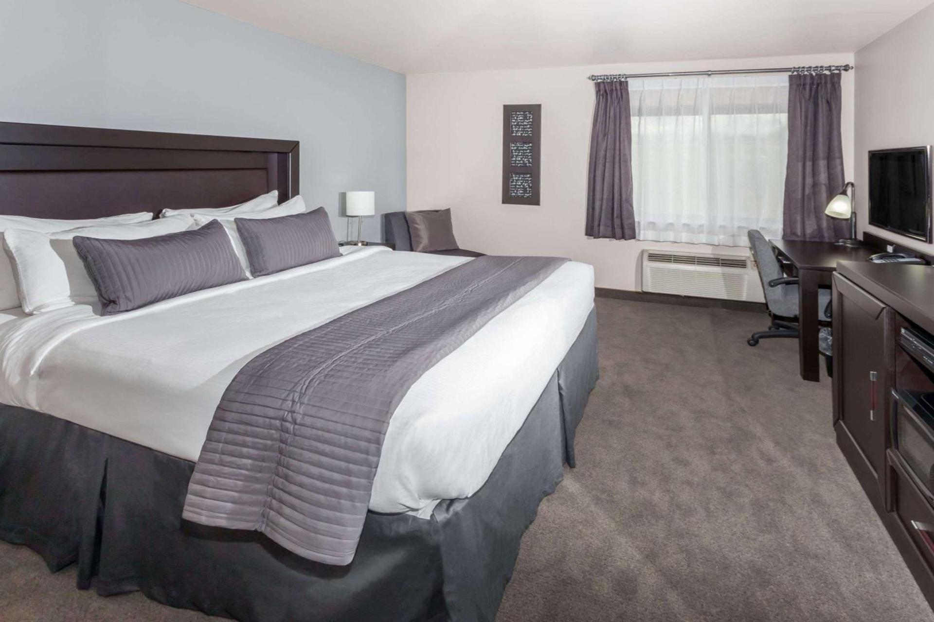 Baymont by Wyndham Glenview photo 24