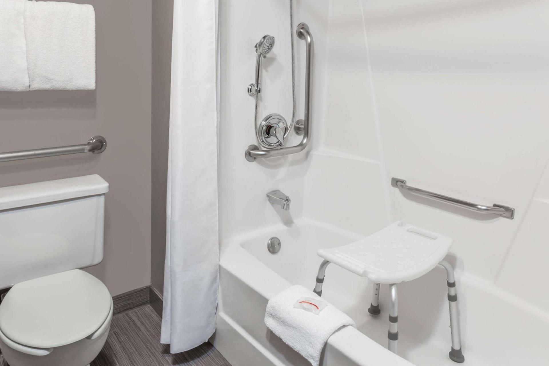 Baymont by Wyndham Glenview photo 23