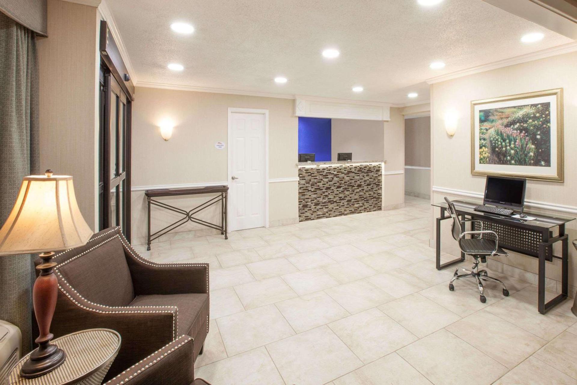 Baymont by Wyndham Texarkana photo 59