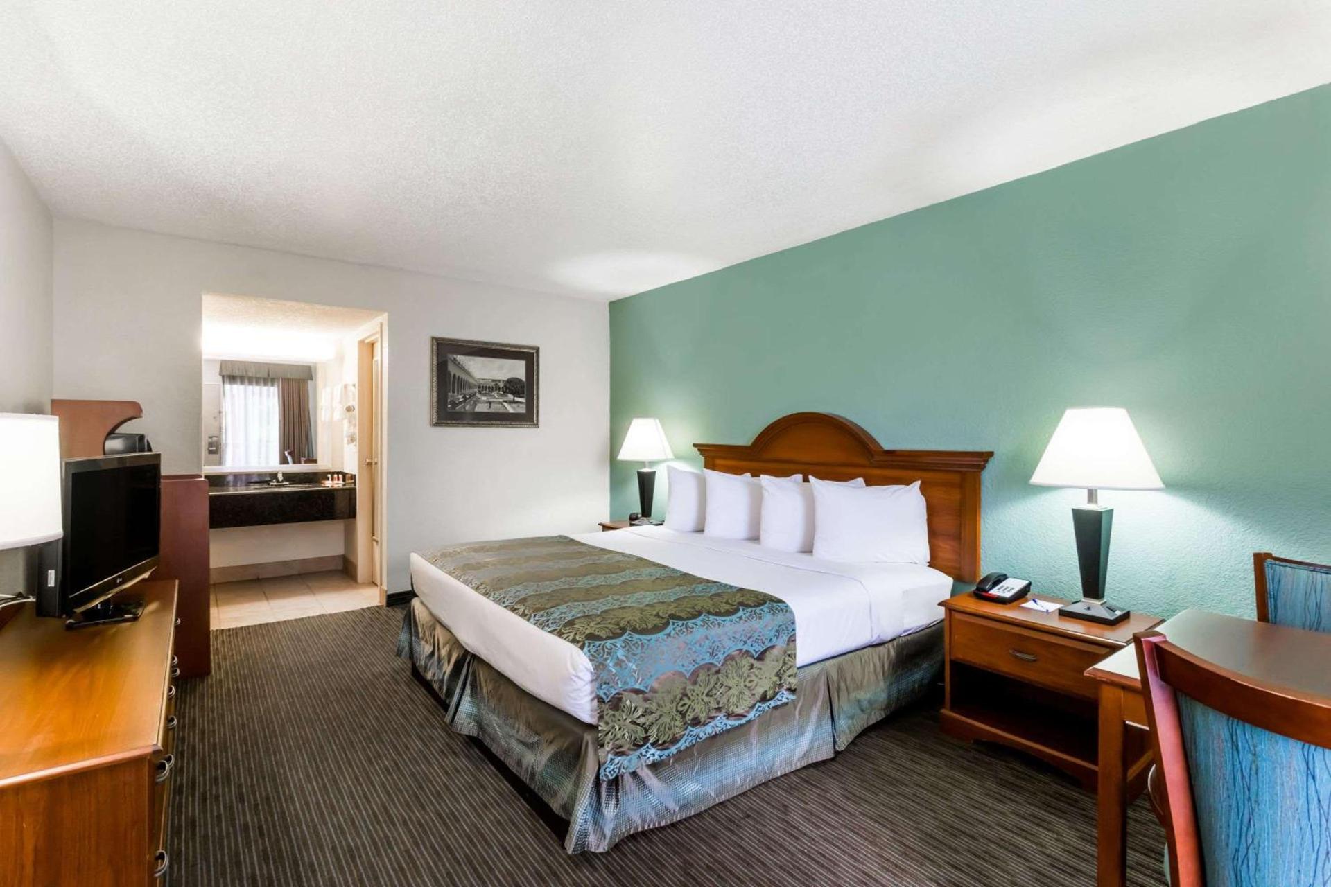 Baymont by Wyndham Sarasota photo 40