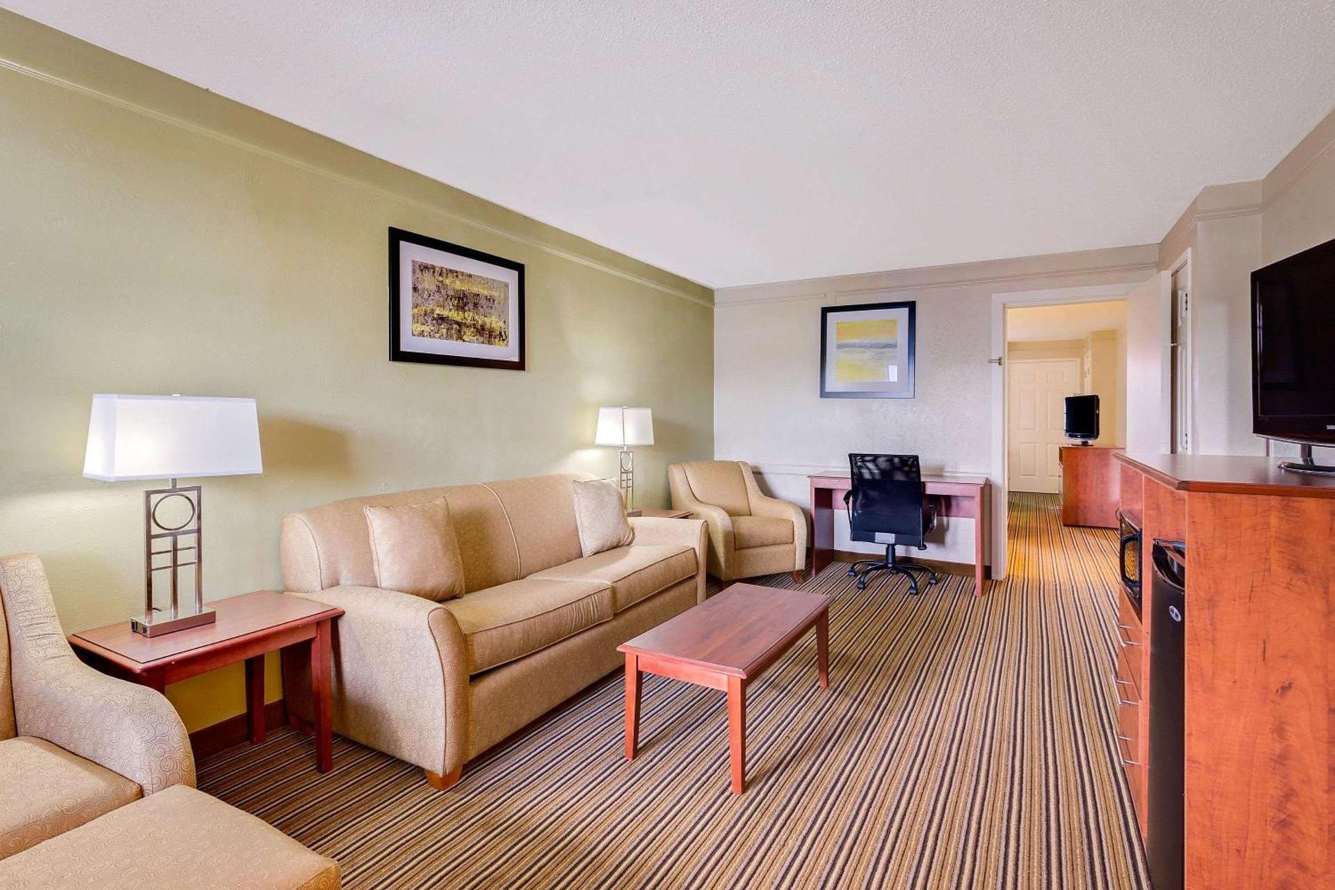 Baymont by Wyndham Jacksonville Orange Park photo 18