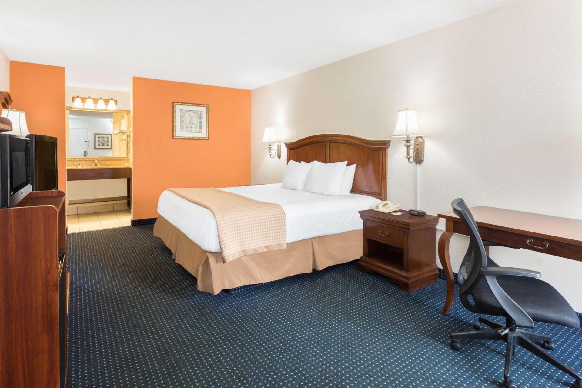 Baymont by Wyndham Rocky Mount I-95 photo 6
