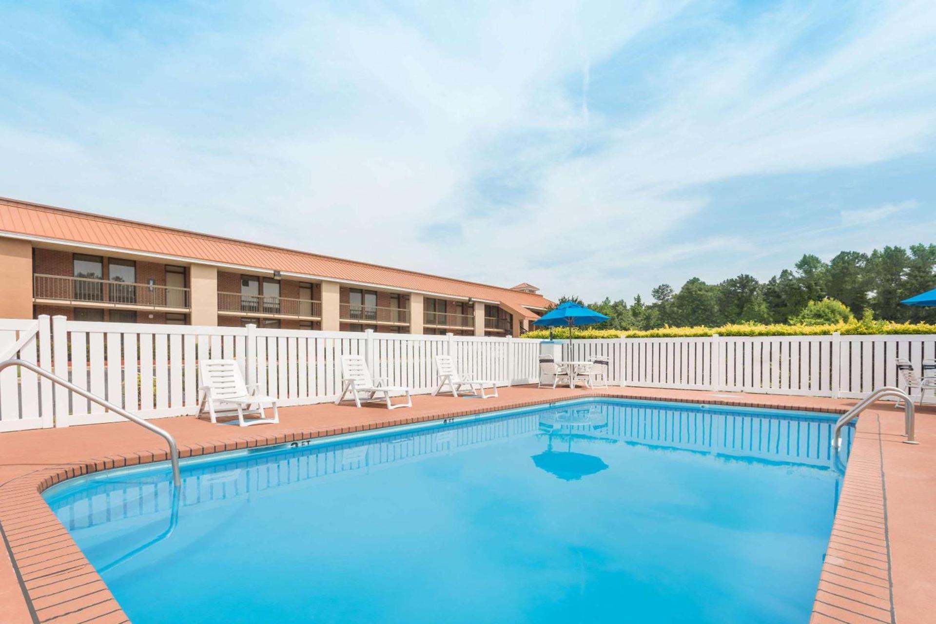 Baymont by Wyndham Rocky Mount I-95 photo 4