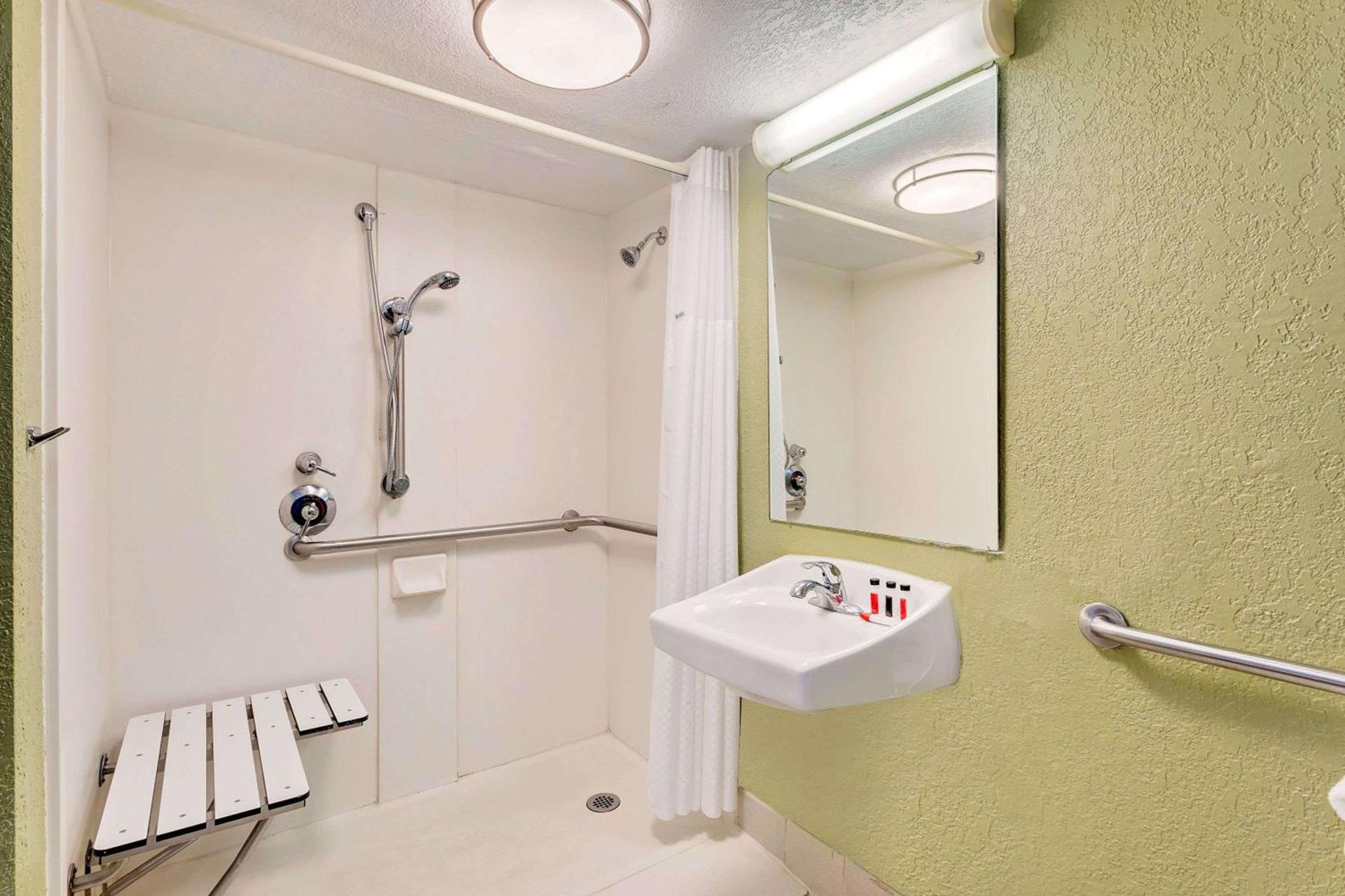 Baymont by Wyndham Jacksonville Orange Park photo 15