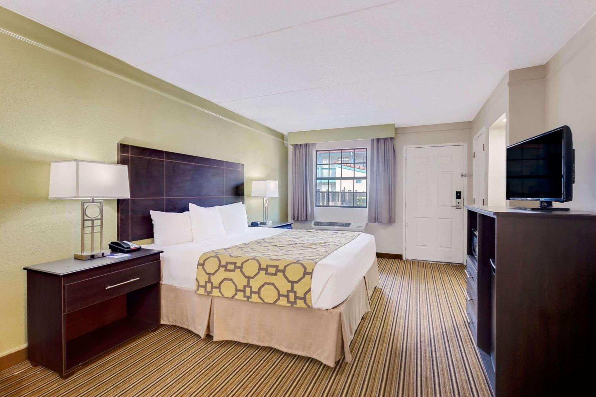Baymont by Wyndham Jacksonville Orange Park photo 14