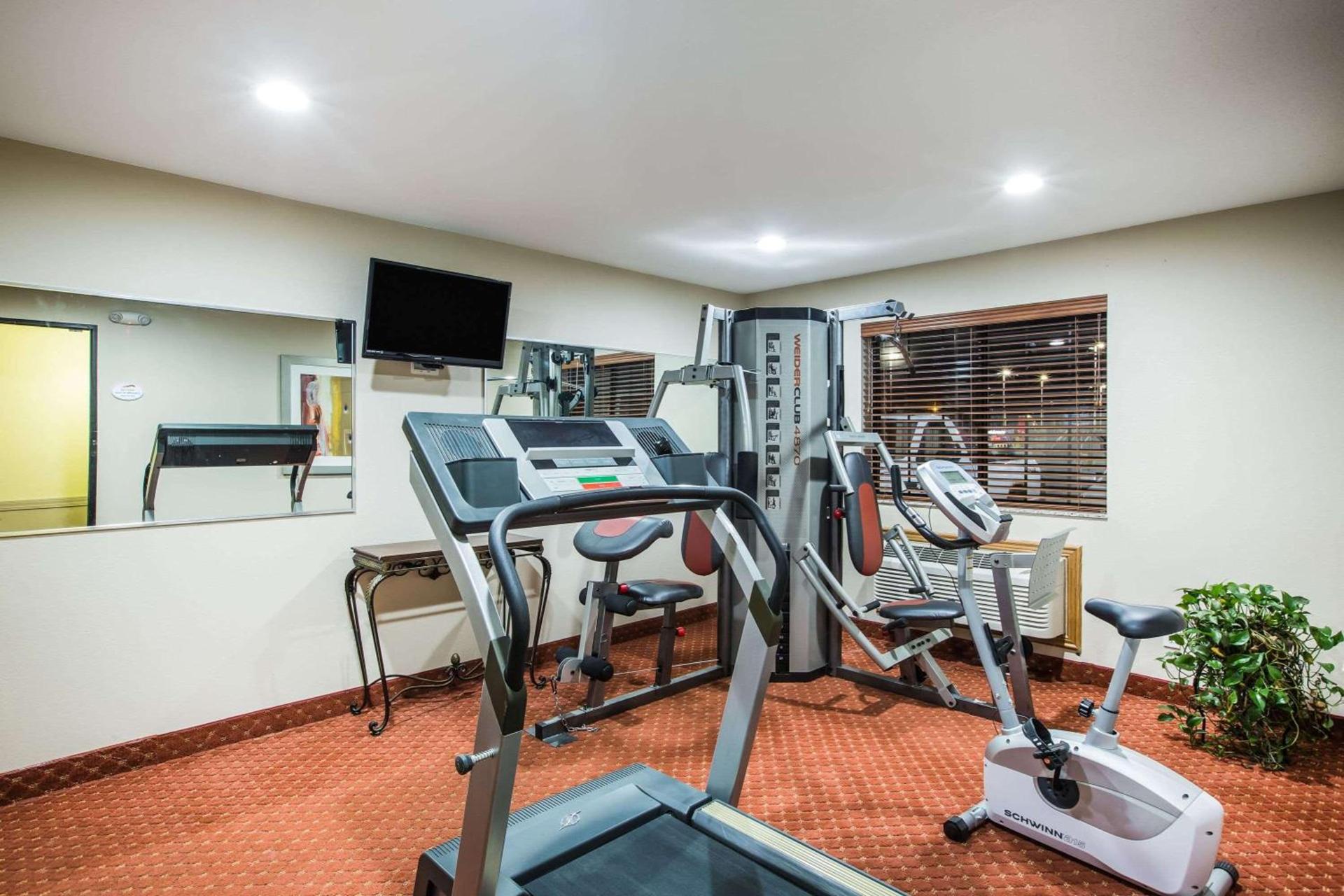 Baymont by Wyndham Cedar Rapids photo 10