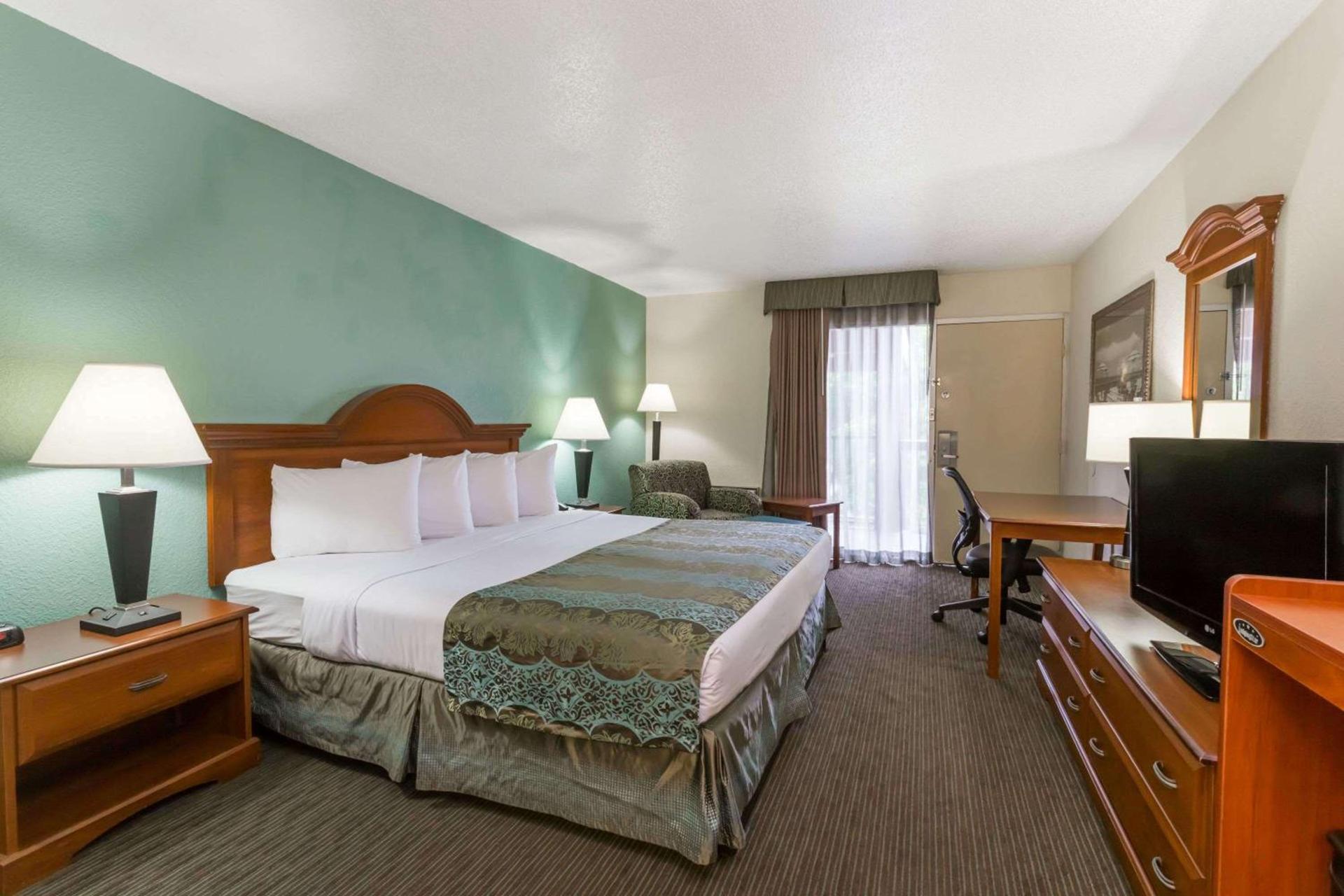 Baymont by Wyndham Sarasota photo 32
