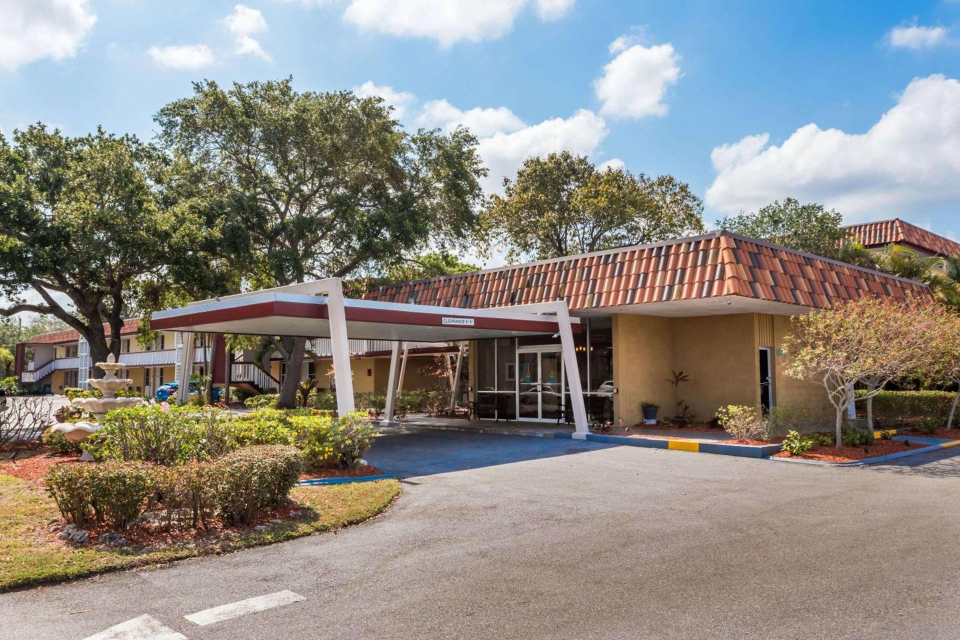 Baymont by Wyndham Sarasota photo 1
