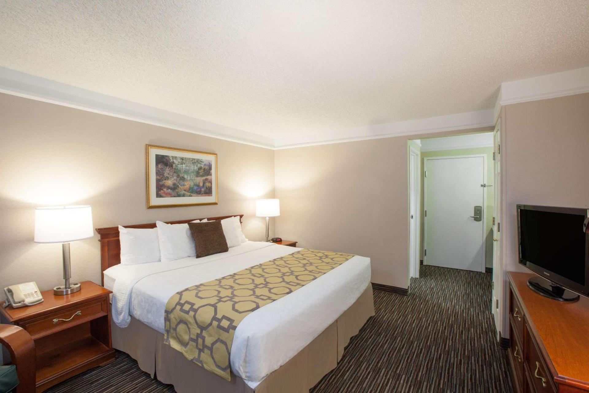 Baymont by Wyndham Texarkana photo 54