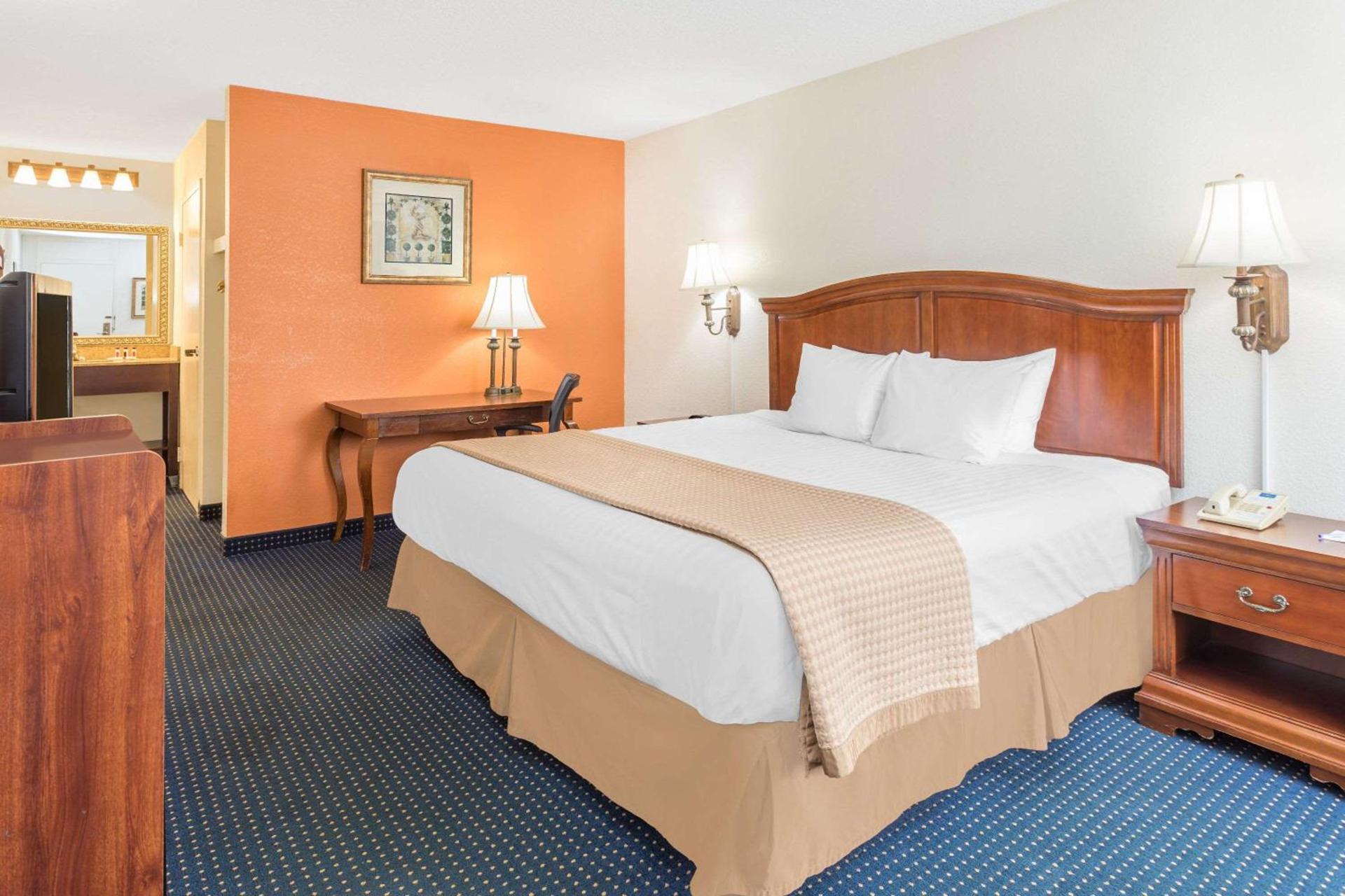Baymont by Wyndham Rocky Mount I-95 photo 9